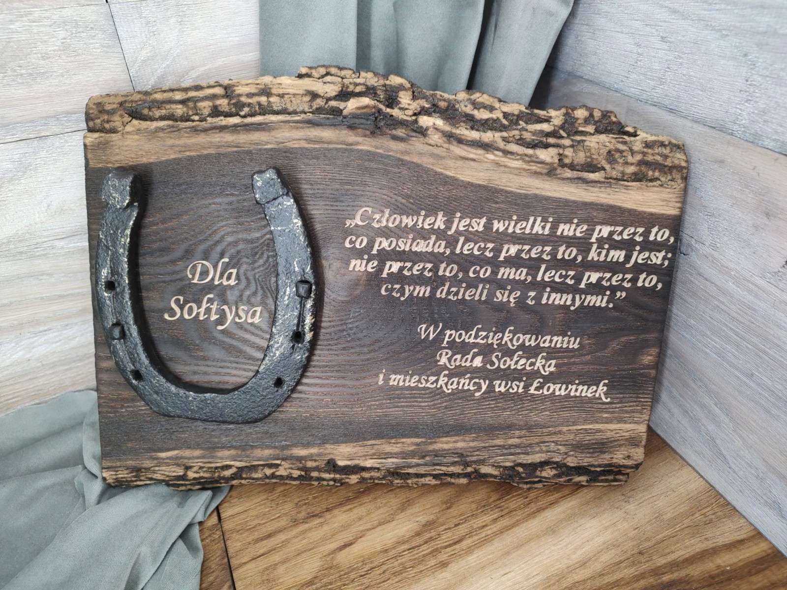 Deska s podkovou na poděkování starostovi fojta soltyse