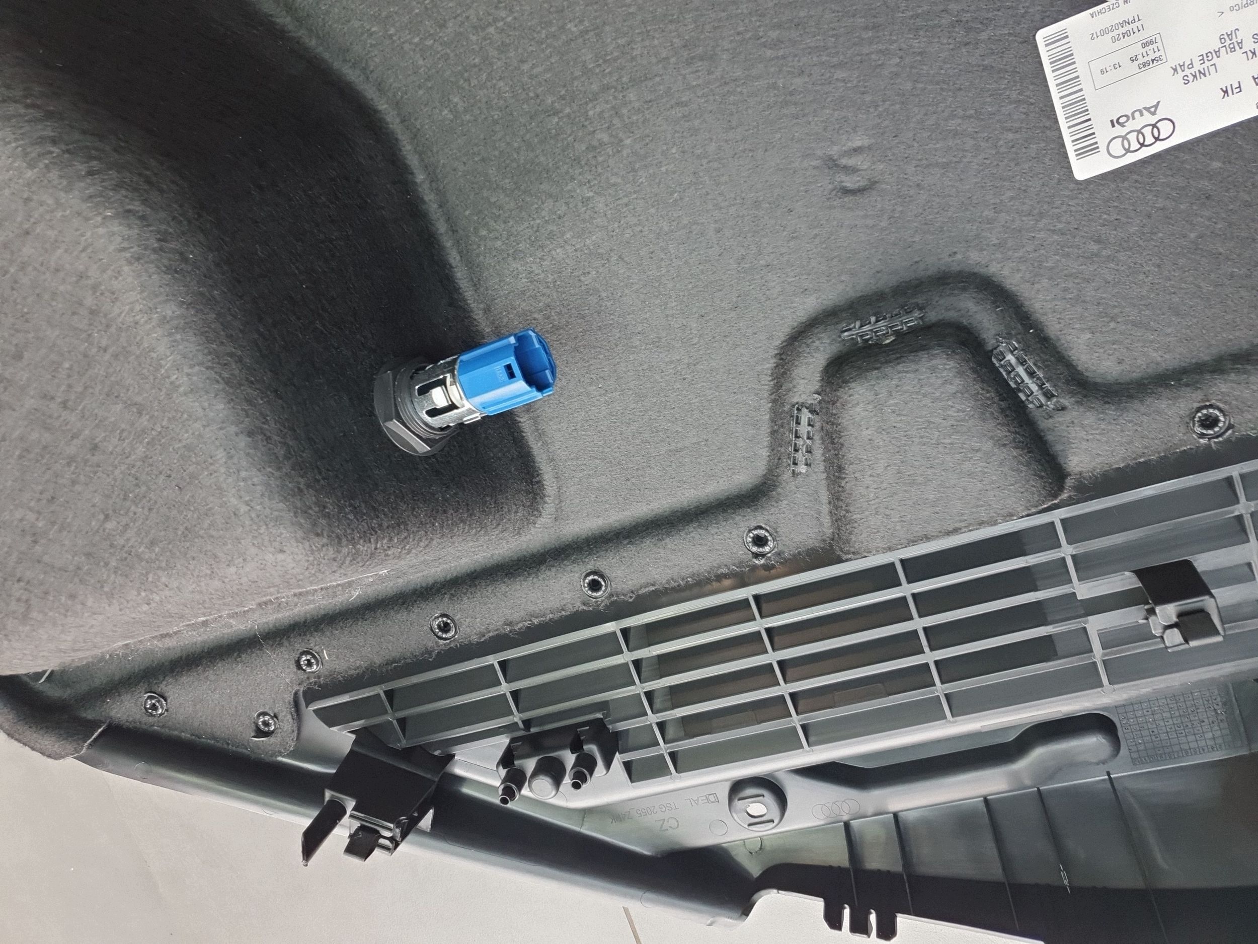 Audi A3 8Y hb boot upholstery left 8Y4863879A