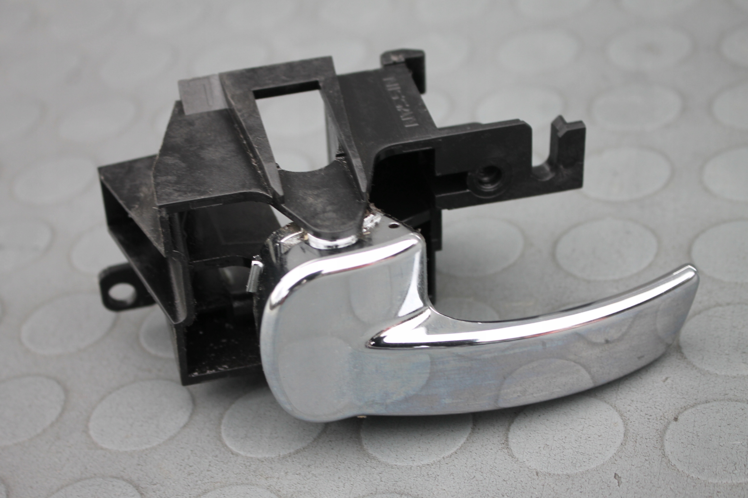 Внутренняя ручка двери левая передняя задняя NAVARA D40 05-14