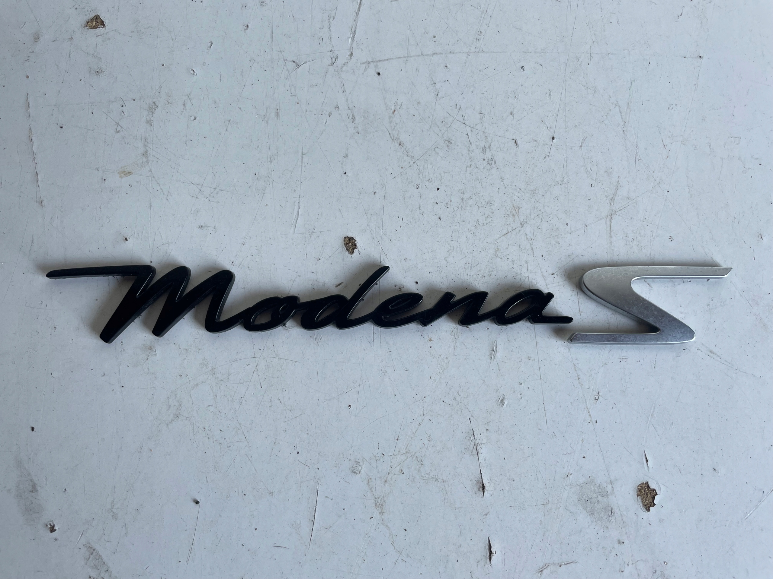 Maserati Levante znaczek logo błotnika lewy