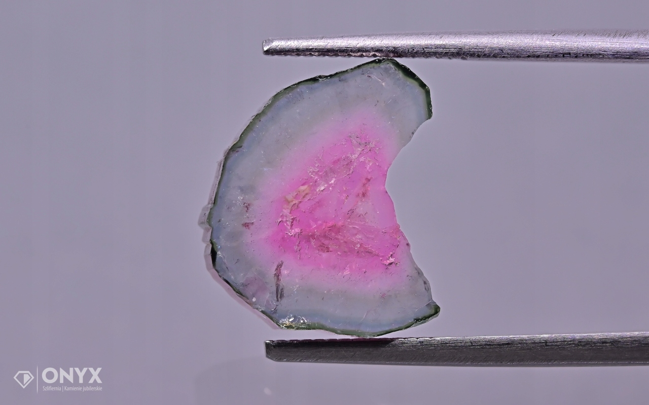 Turmalín nepravidelná deska 13x11 mm