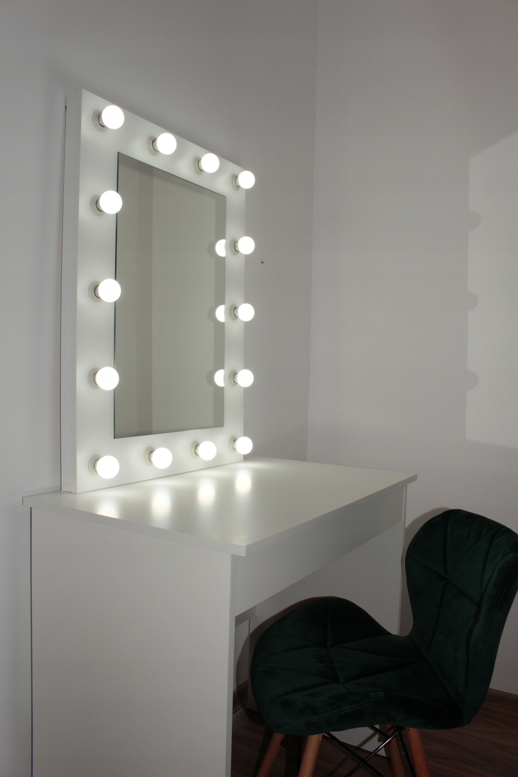 LUSTRO LED DO TOALETKA WIZAŻU ŻARÓWKAMI HOLLYWOOD Głębokość mebla 5 cm