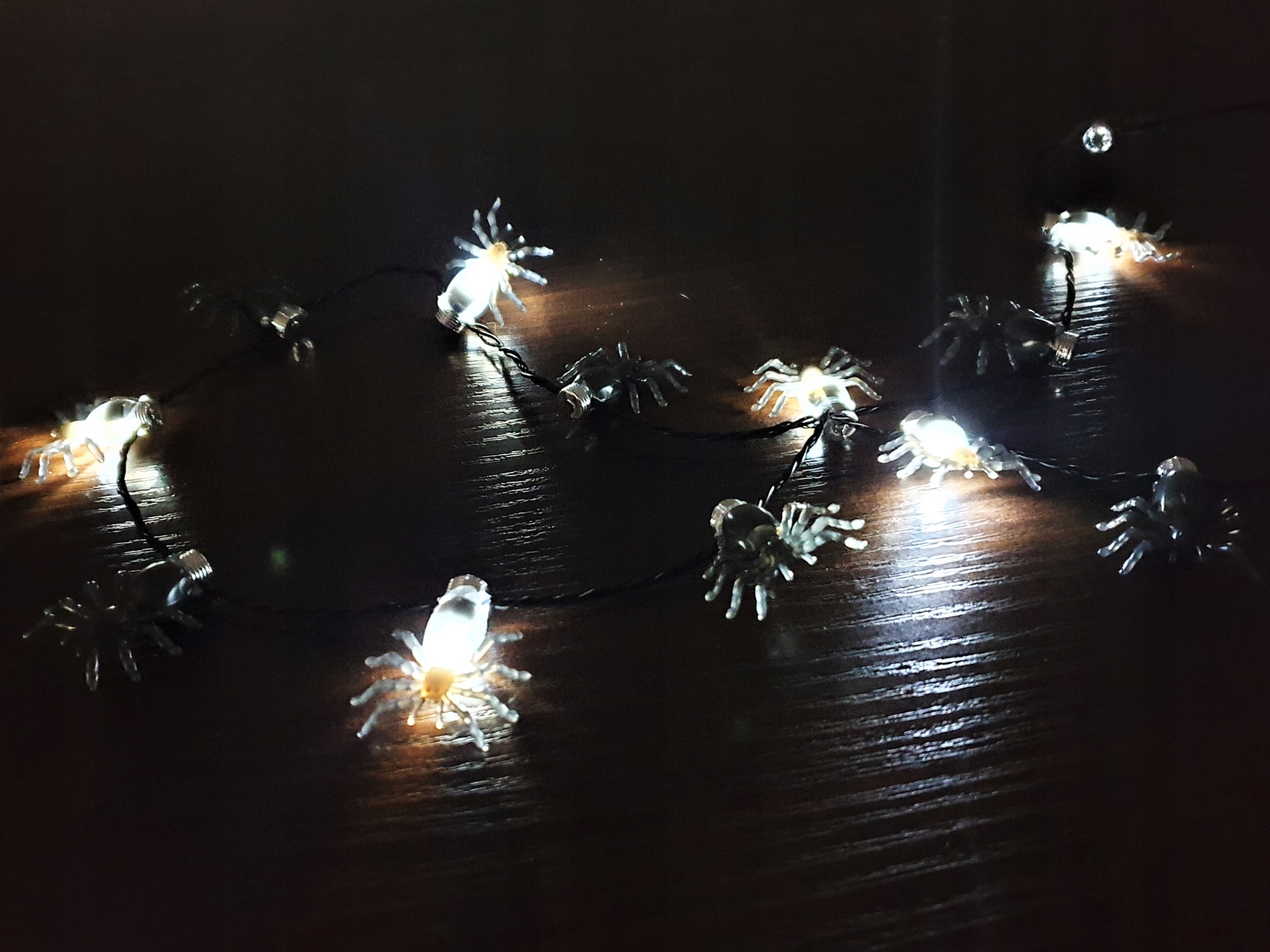 PAJĄKI LED DEKORACJA HALLOWEEN ŚWIECĄCA PAJĄK NASZYJNIK ZAWIESZKA OZDOBA Stan opakowania oryginalne