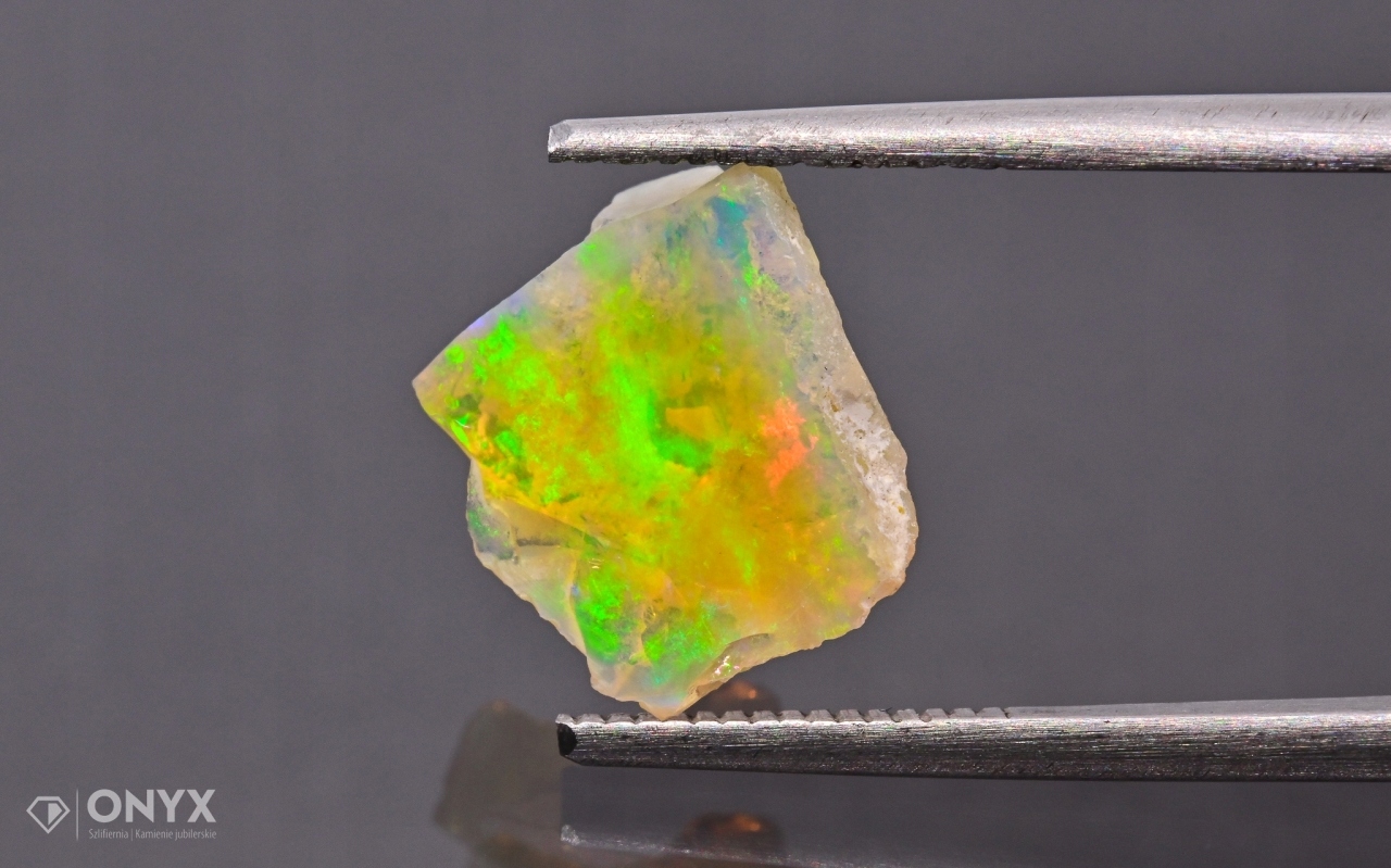 Opal z Etiopie hrudka 11x9 mm