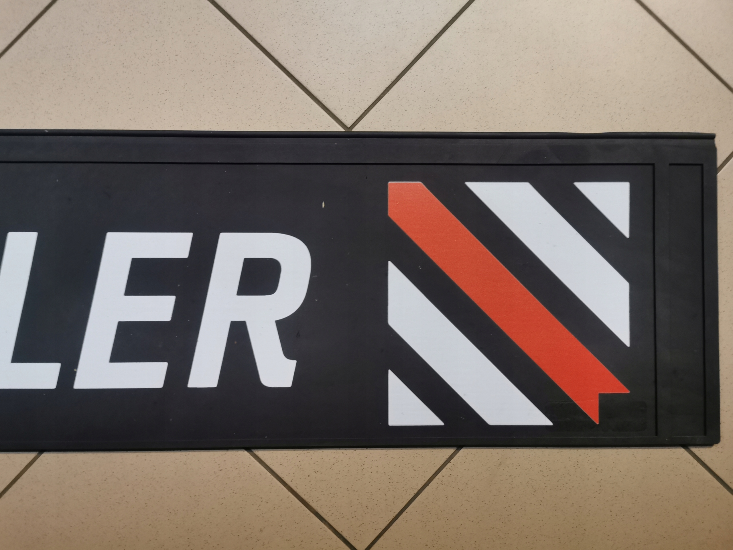 Chlapacz naczepy SCHWARZMULLER czarny WSUWANY Strona zabudowy tył