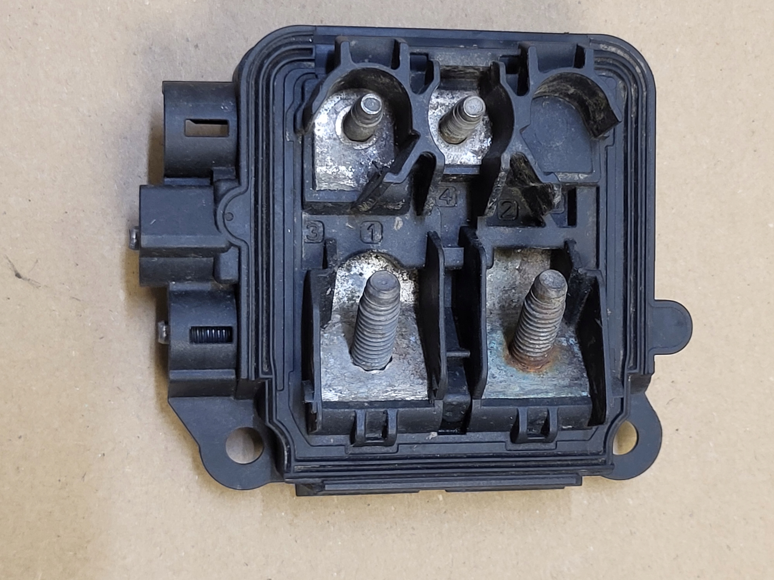 ROZDZIELACZ PRADU module MOCY compartment PRADOWA MERCEDES C W205 OE EU