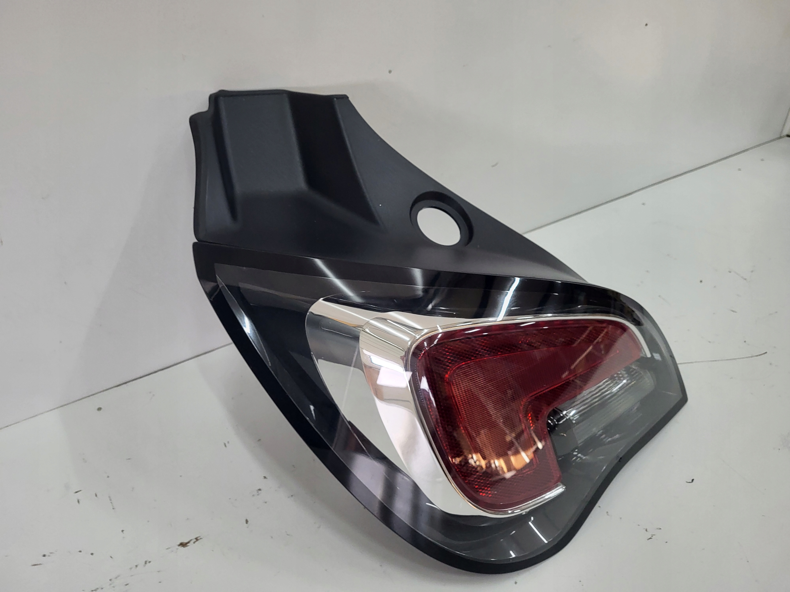 LAMPA TYŁ LEWA OPEL ADAM 366900804 Strona zabudowy prawa