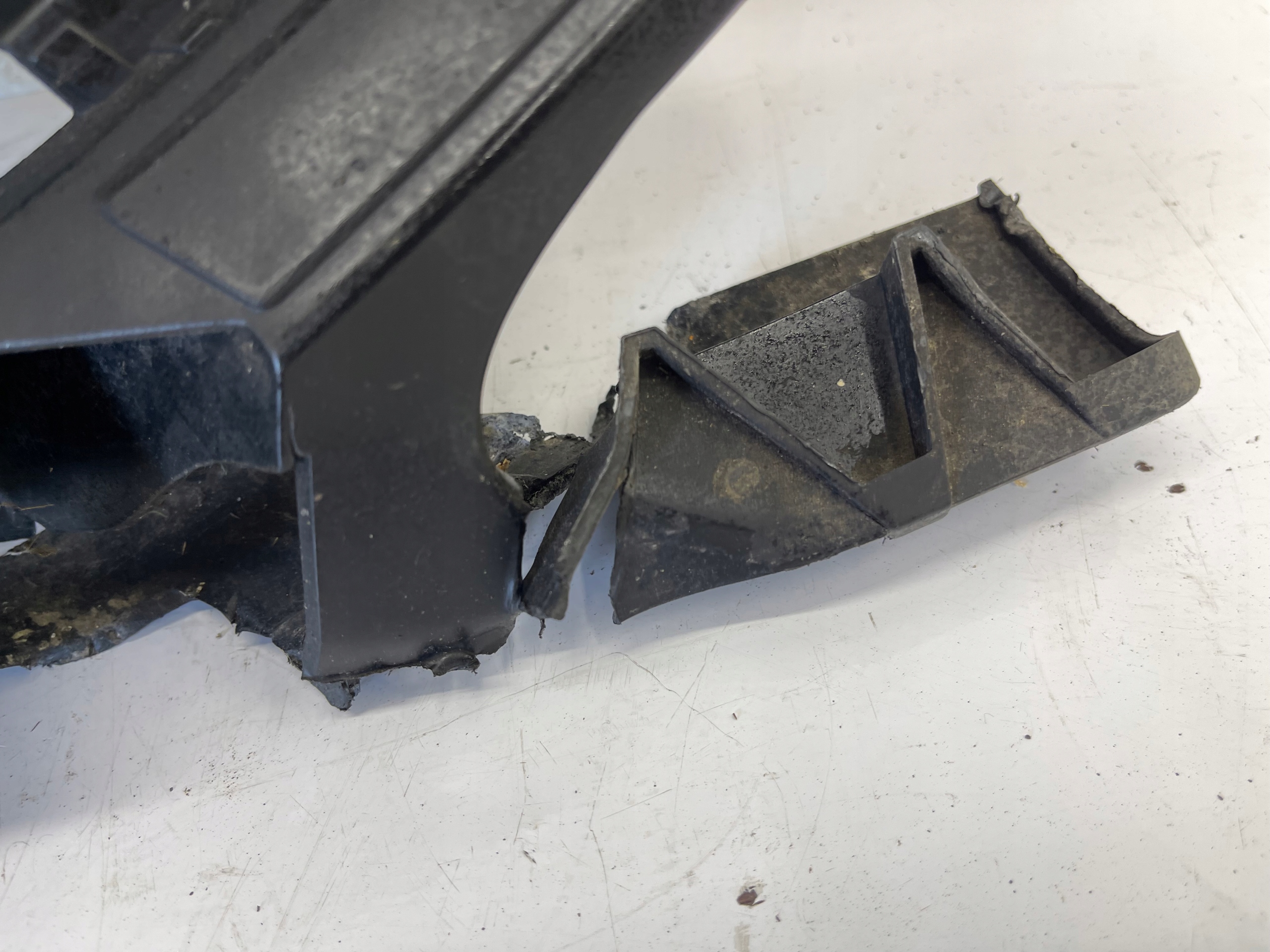 BMW 2 F45 F46 left bumper bracket front front 7301548