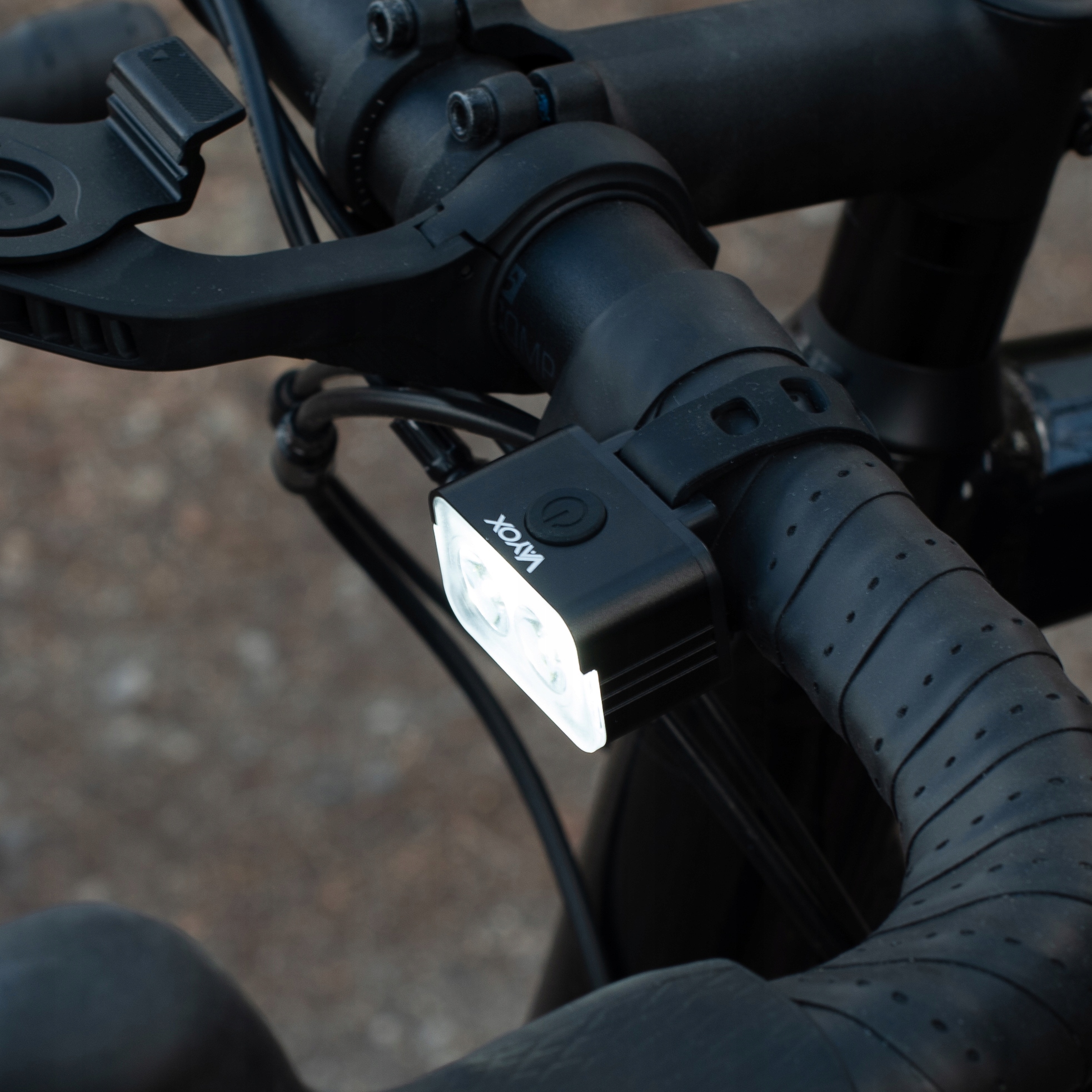 LAMPKA ROWEROWA PRZÓD NA KIEROWNICE ŚWIATŁO LED OŚWIETLENIE ROWER USB VAYOX Kod producenta 5906479370840