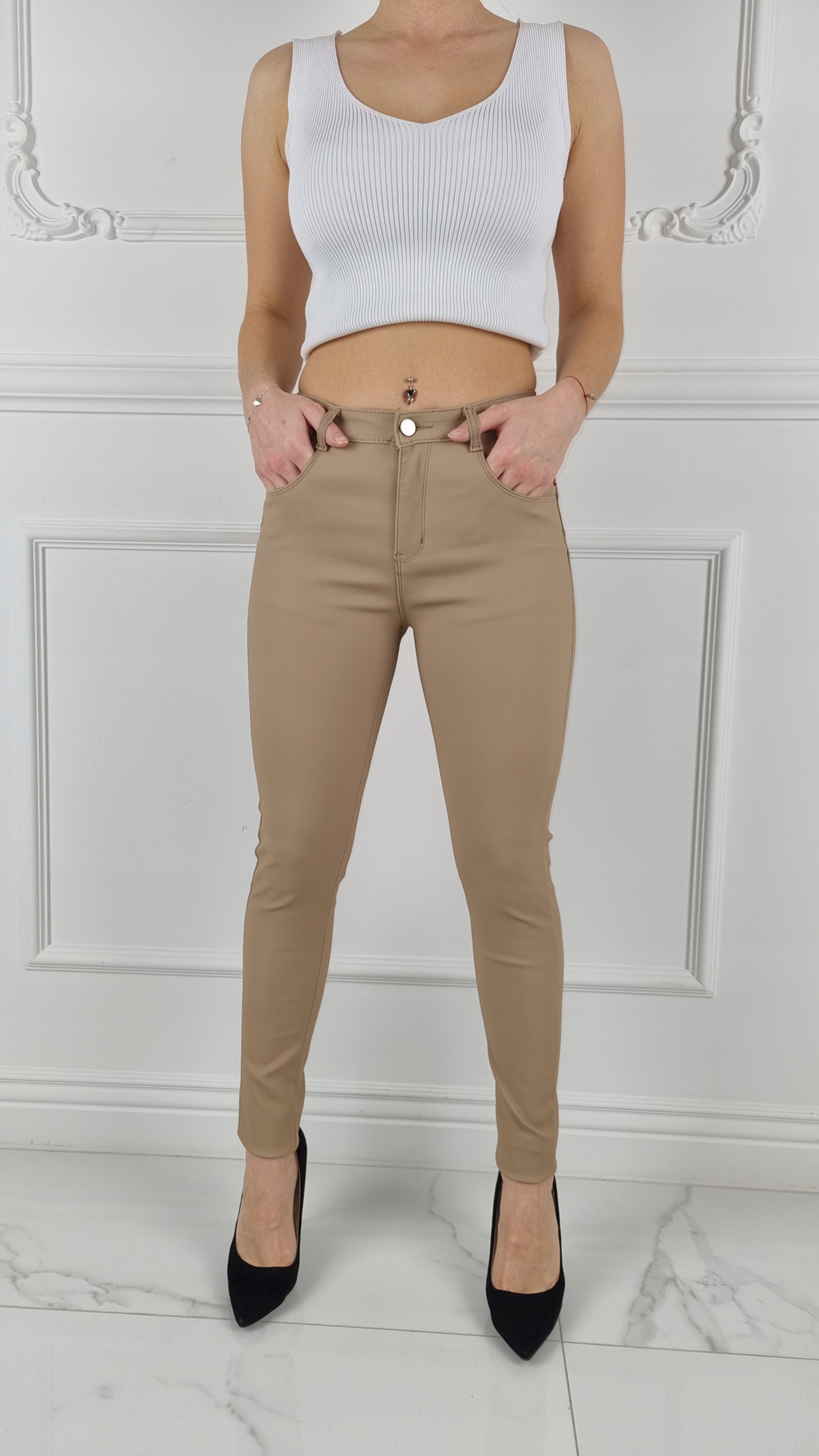 SPODNIE DAMSKIE EKO SKÓRA WOSKOWANE BEŻOWE MODELUJĄCE PUSH UP REGULAR 36 Długość nogawki długa