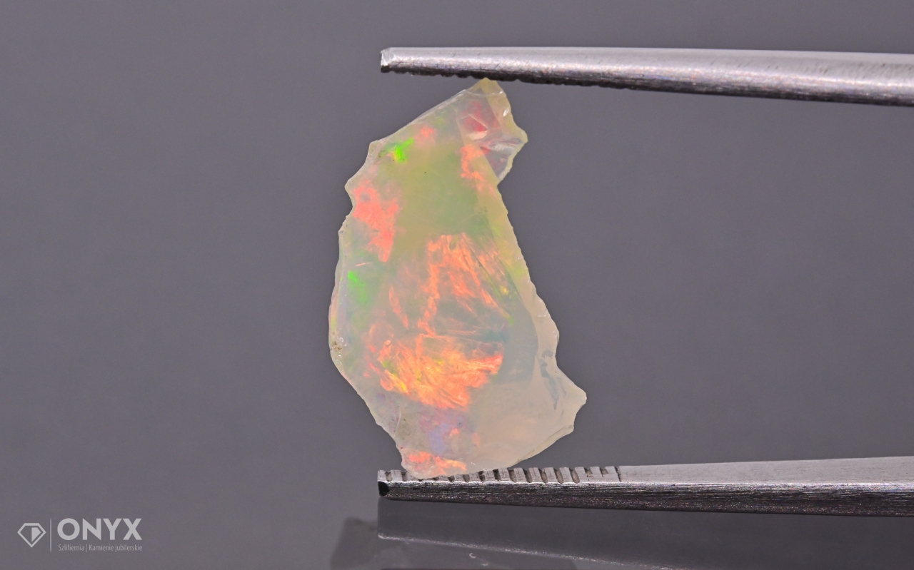 Opal z Etiopie hrudka 13,5x9 mm