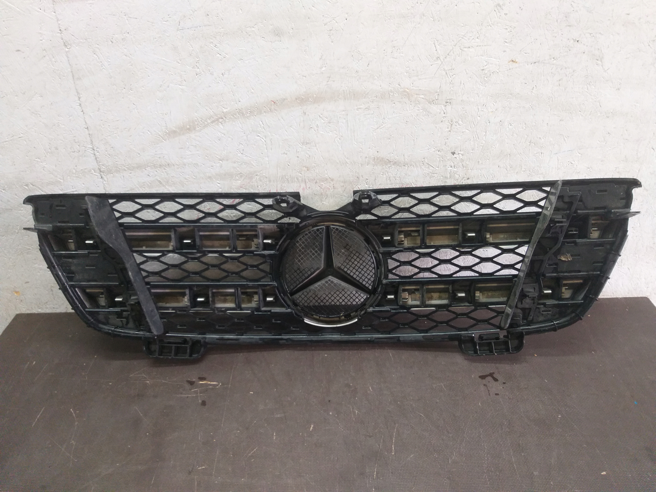 ATRAPA GRILL MERCEDES GL W164 A1648880223 Producent części Mercedes-Benz OE