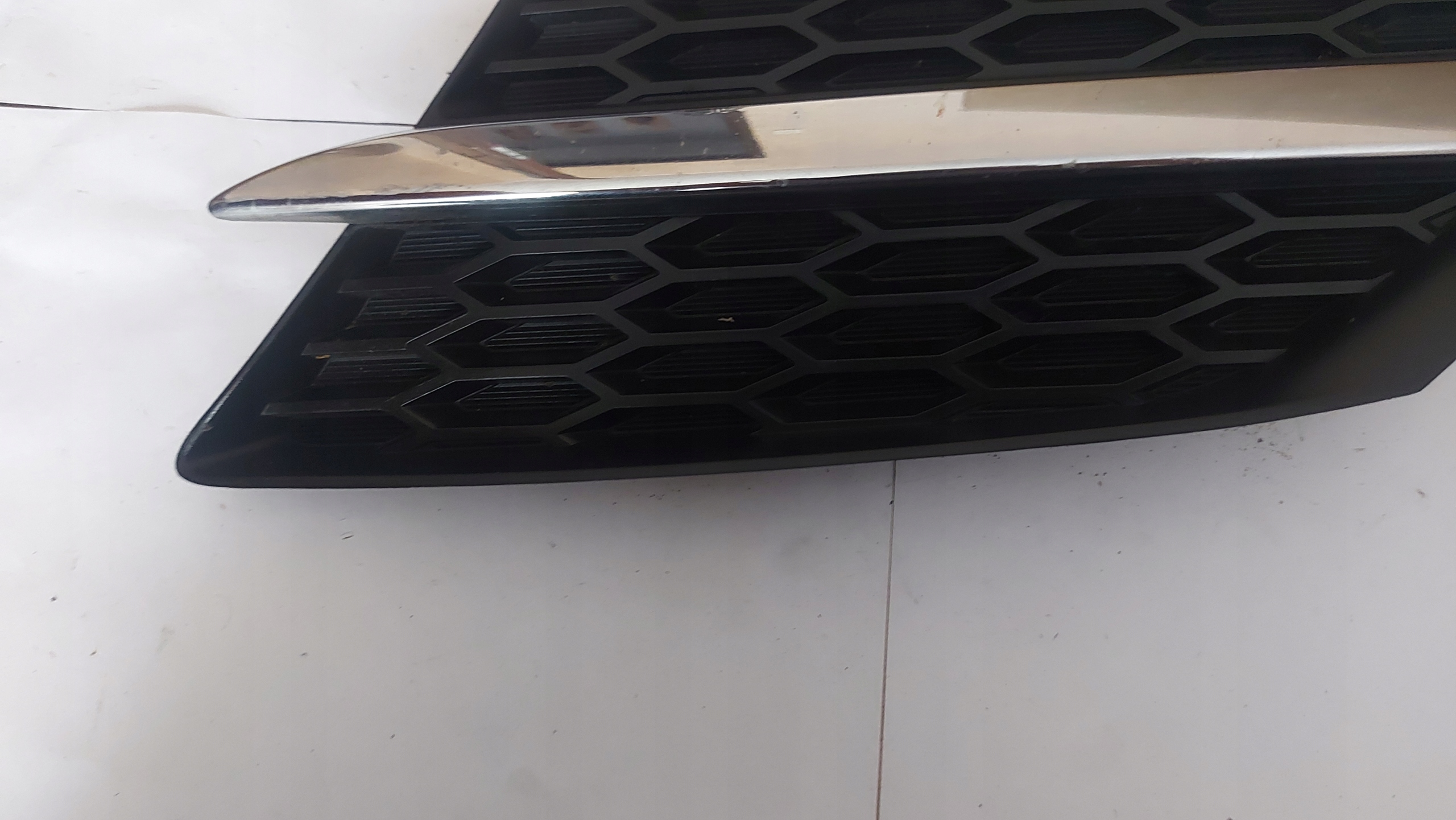 grid of a bumper left front TOYOTA RAV4 IV 12-15