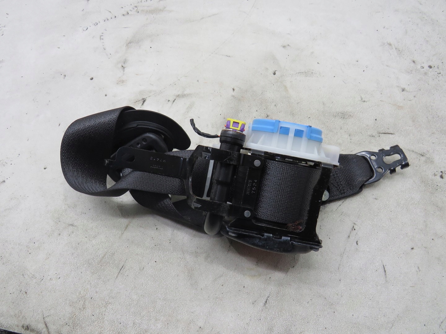 23465047 - РЕМЕНЬ НАТЯЖИТЕЛЬ БЕЗОПАСНОСТИ ЛЕВЫЙ ПЕРЕДНИЙ INSIGNIA B