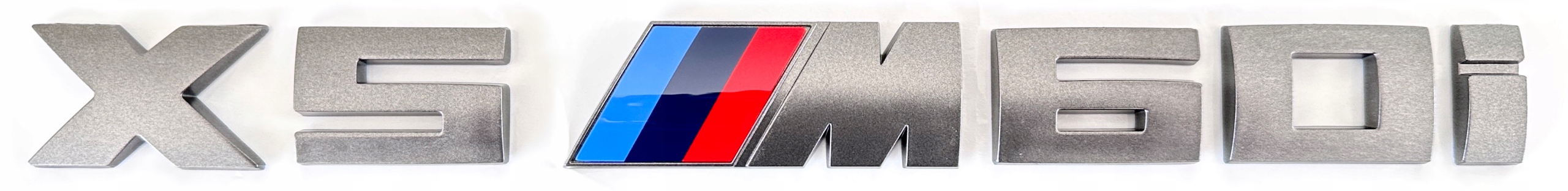 Bmw X5 M60i X5 M 60i emblém logo značka nápis šedá (steel grey)