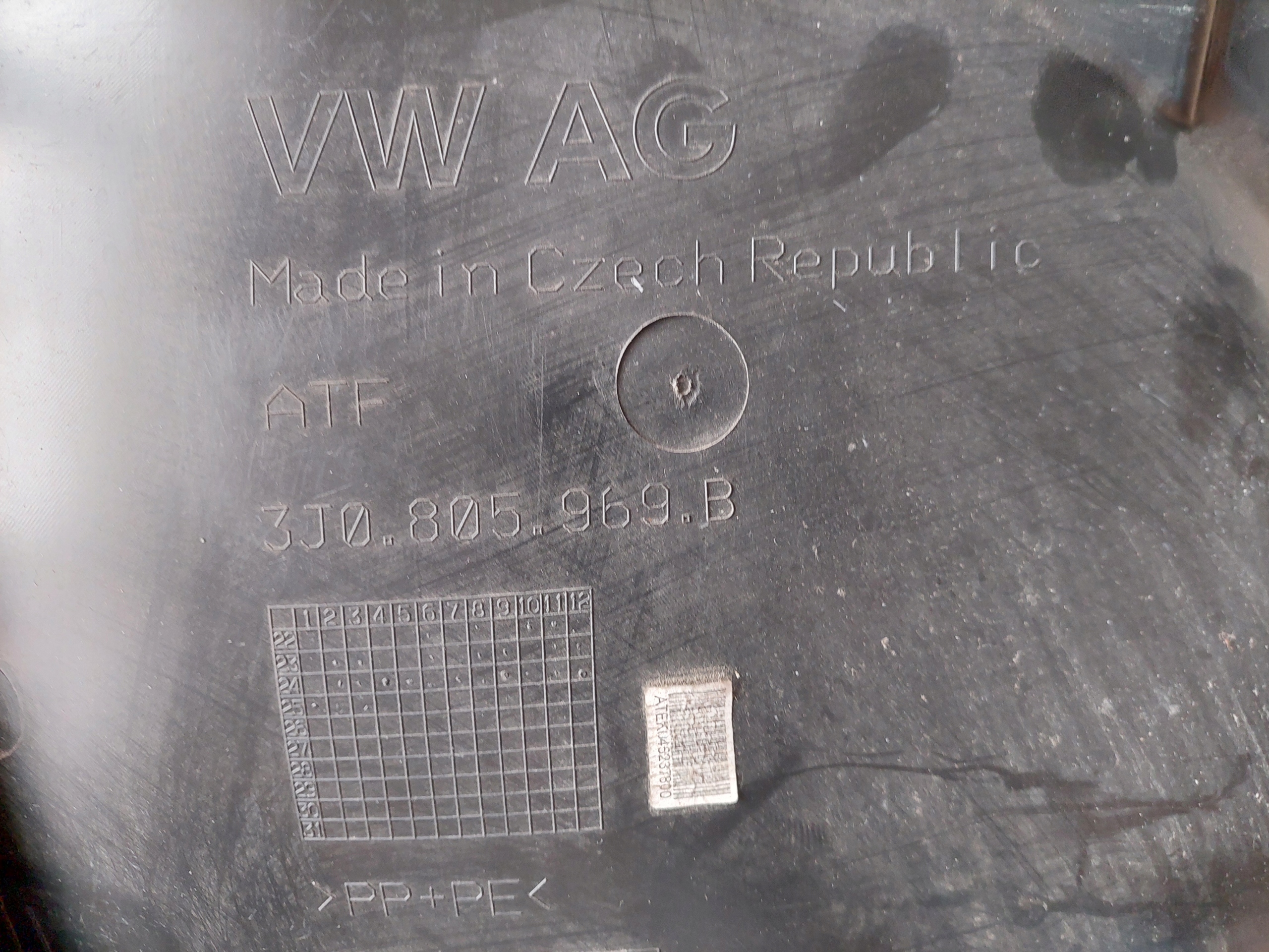 подкрылки - передний левый - vw PASSAT B9 - SKODA SUPERB IV - 3J0