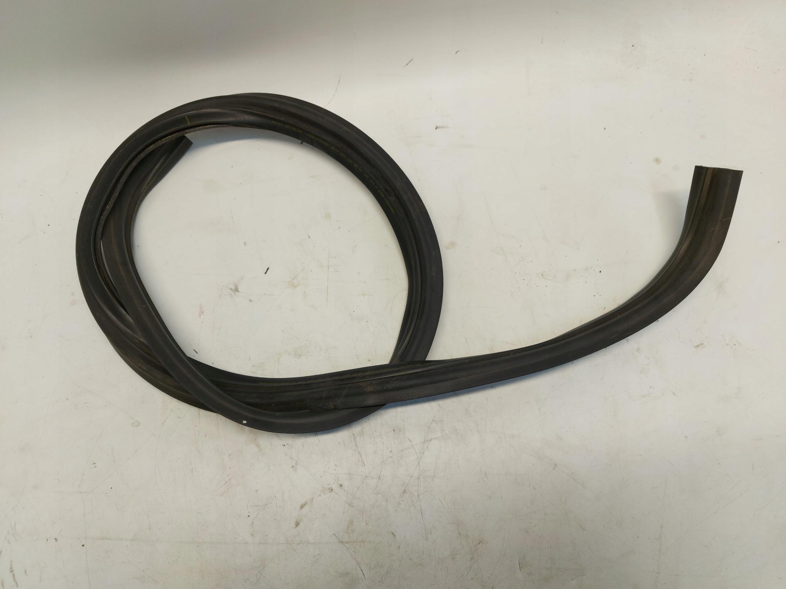 MERCEDES W907 JOINT SOUS VITRE A9108870000