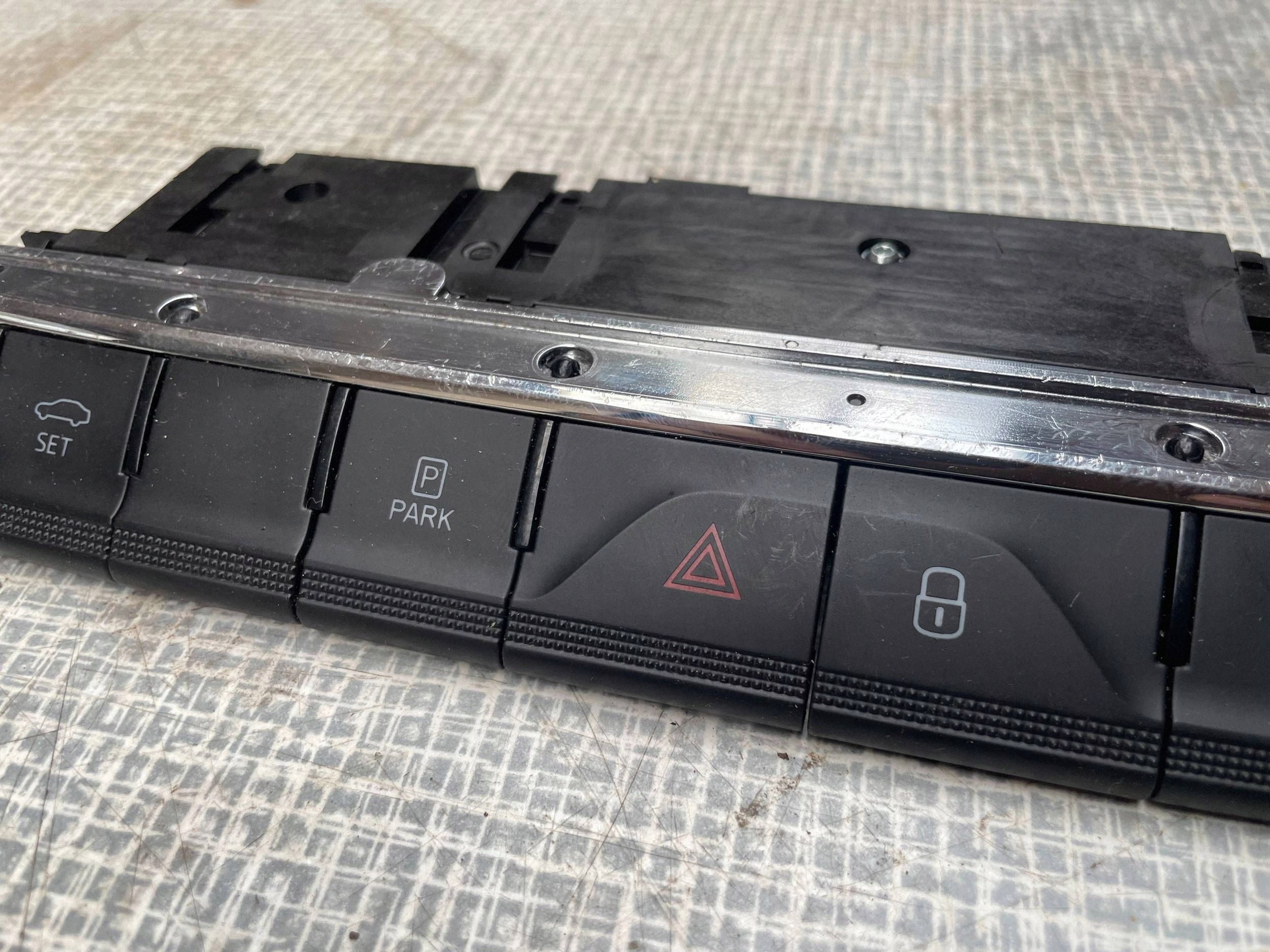 PANEL controls SKODA OCTAVIA MK4 5E3925200F @M