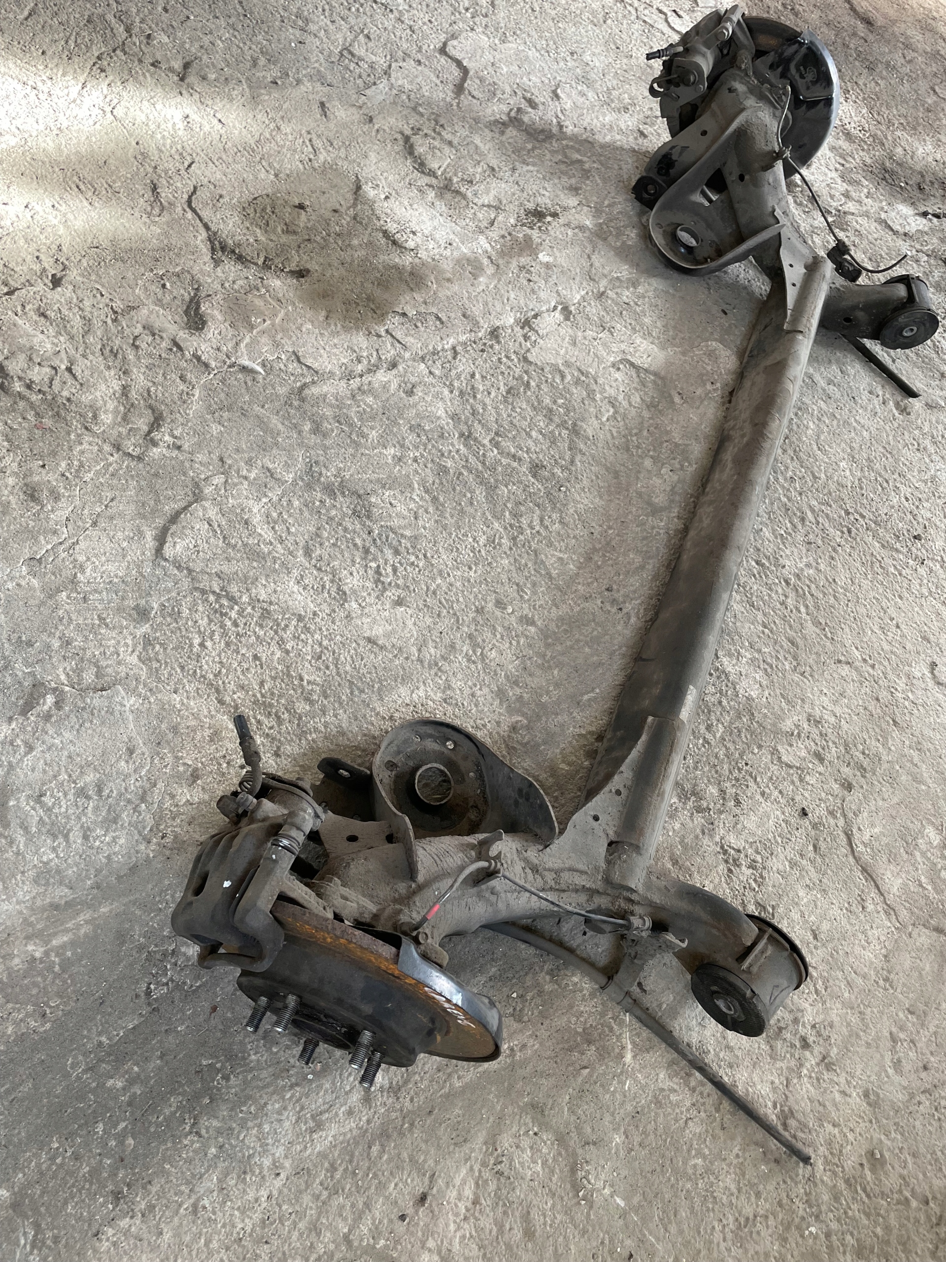 KIA CARENS IV 2013-16 BELKA TYLNA ZAWIESZENIA OŚKA Typ samochodu Samochody osobowe