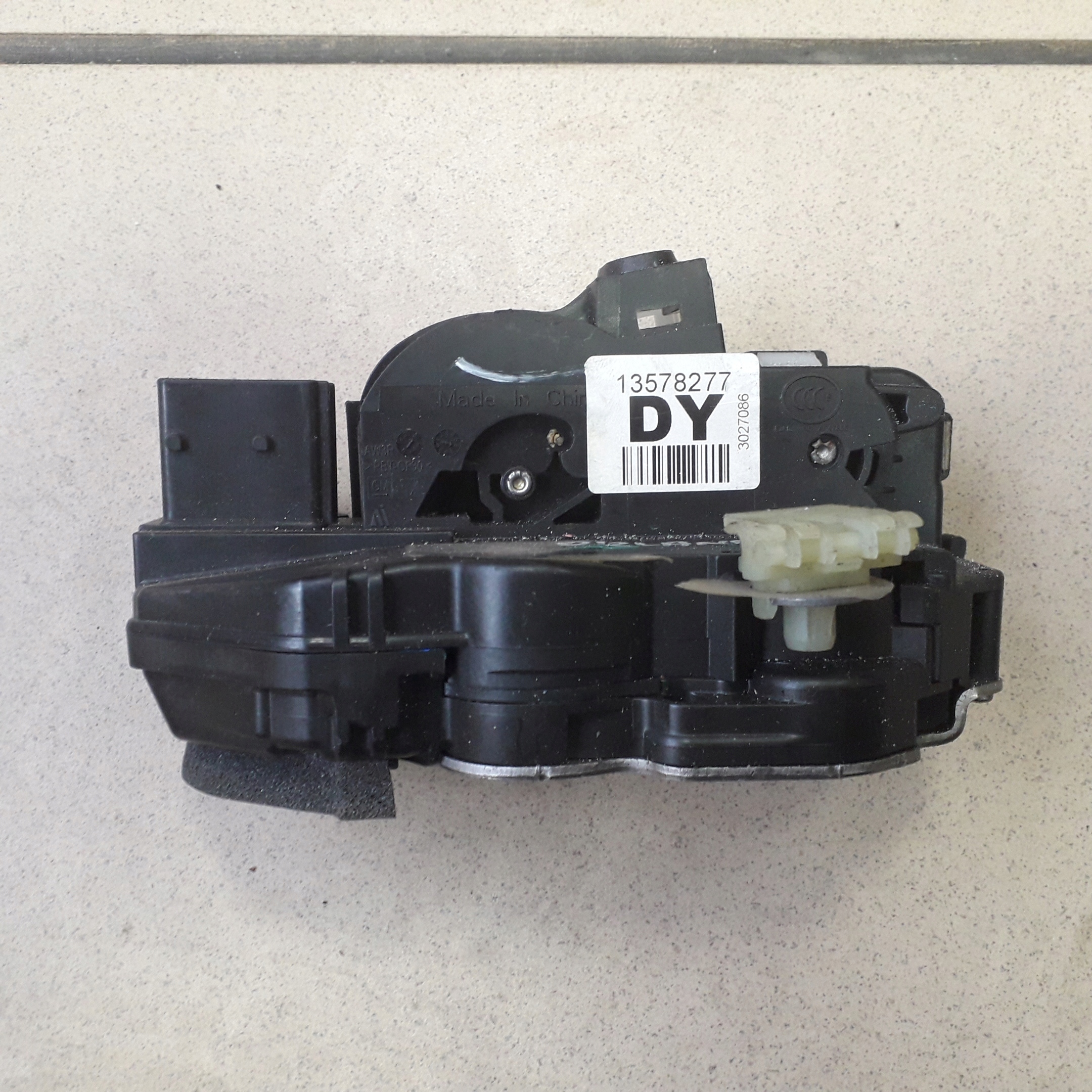 CHEV ORLANDO CRUZE ZAMEK PRAWY PRZEDNI 13578277 DY