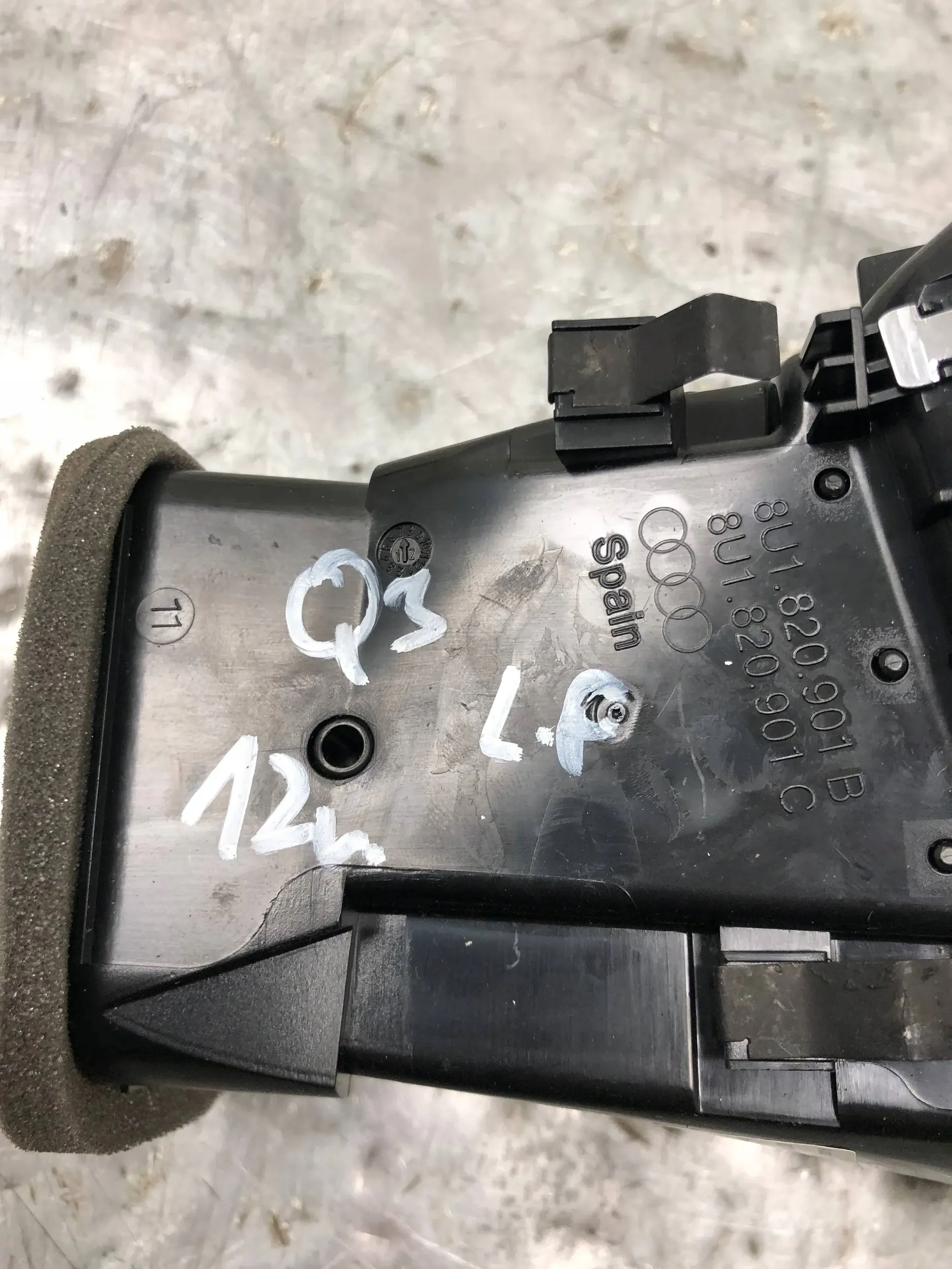 grid air conditioning devices left front AUDI Q3 8U 8U1820901C