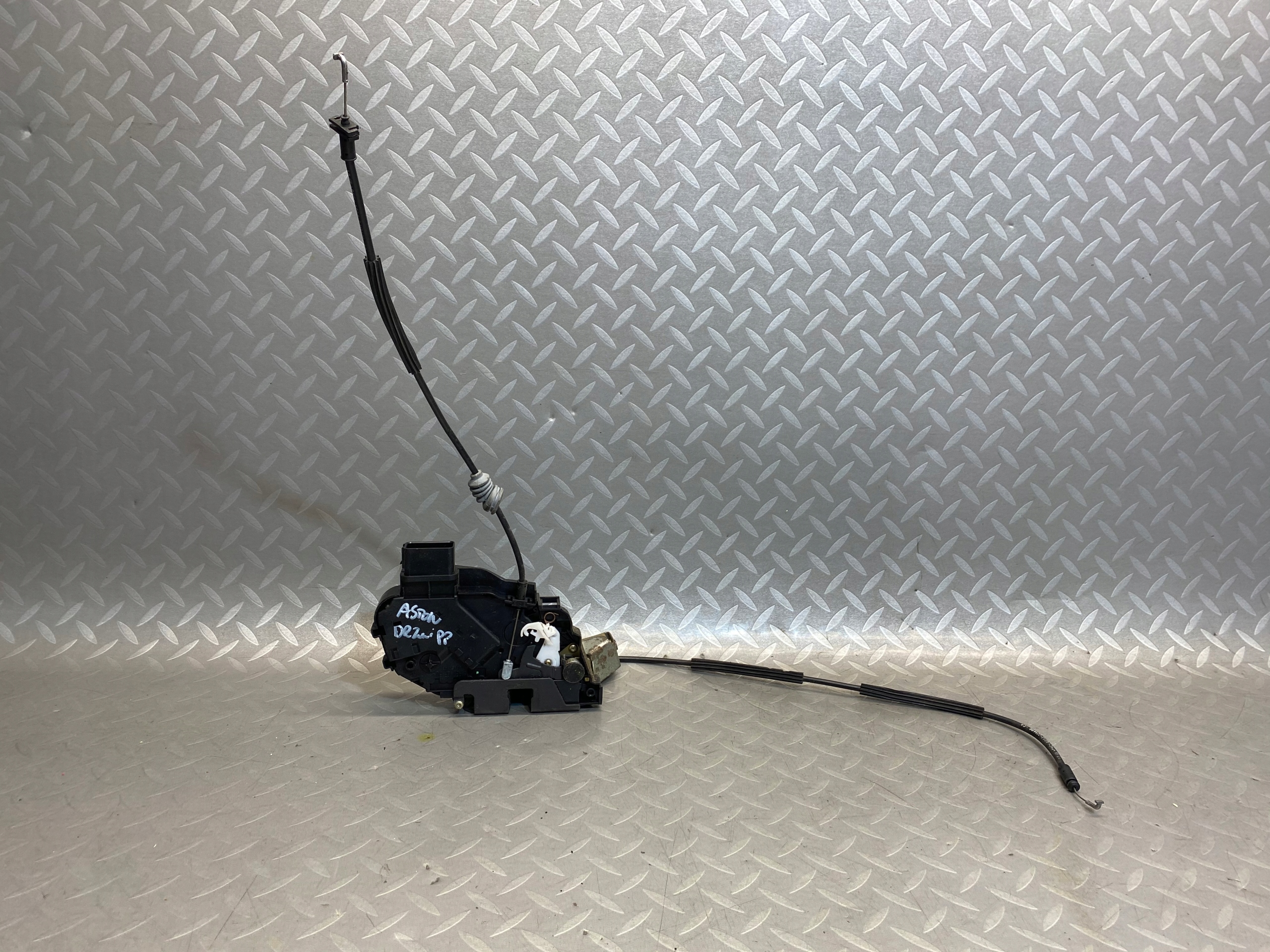 ED33-21812-AA - ЗАМОК ДВЕРЕЙ ASTON MARTIN DB9 ПРАВИЙ