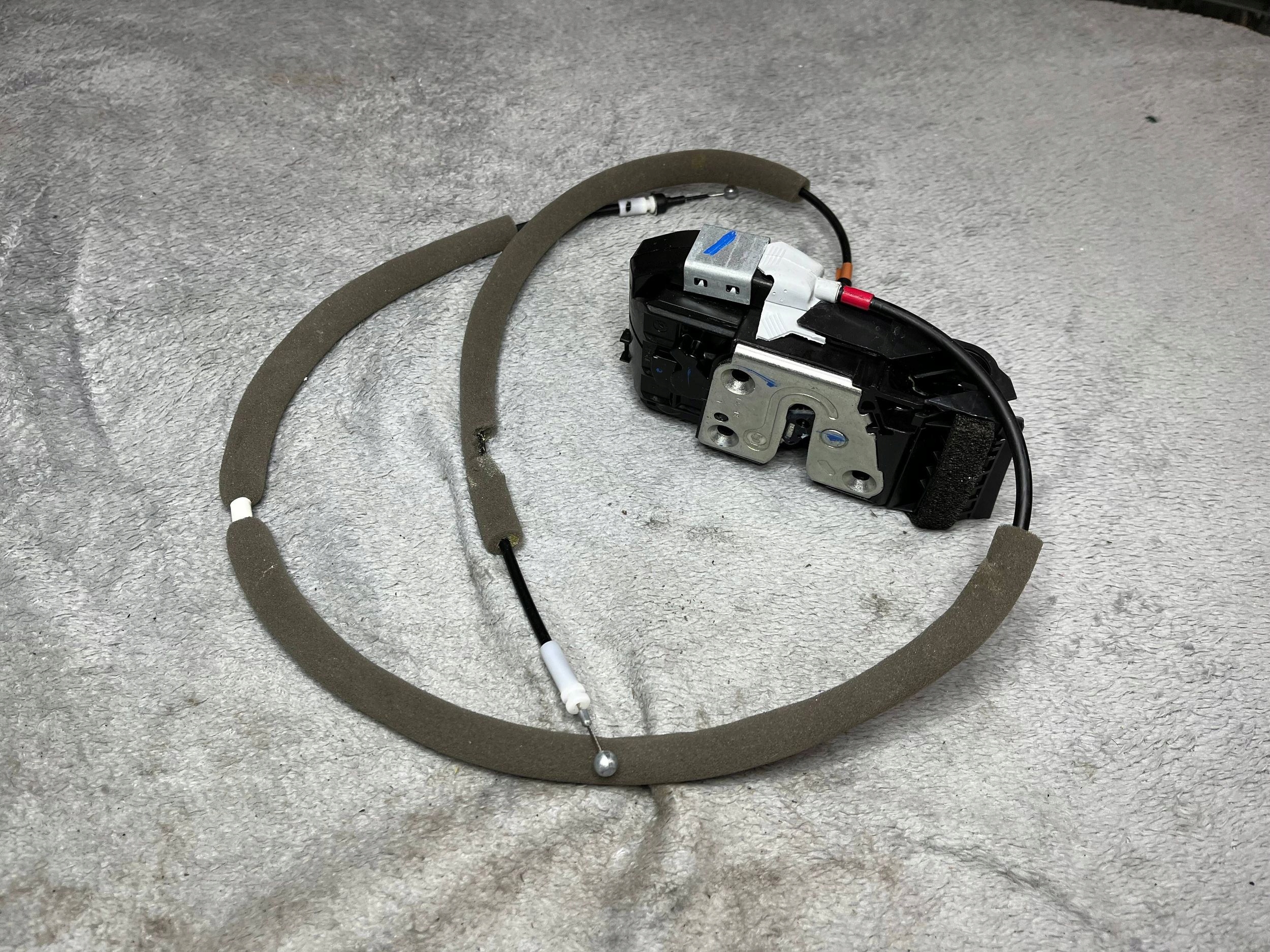 lock door rear Nissan Qashqai 825014EA2A