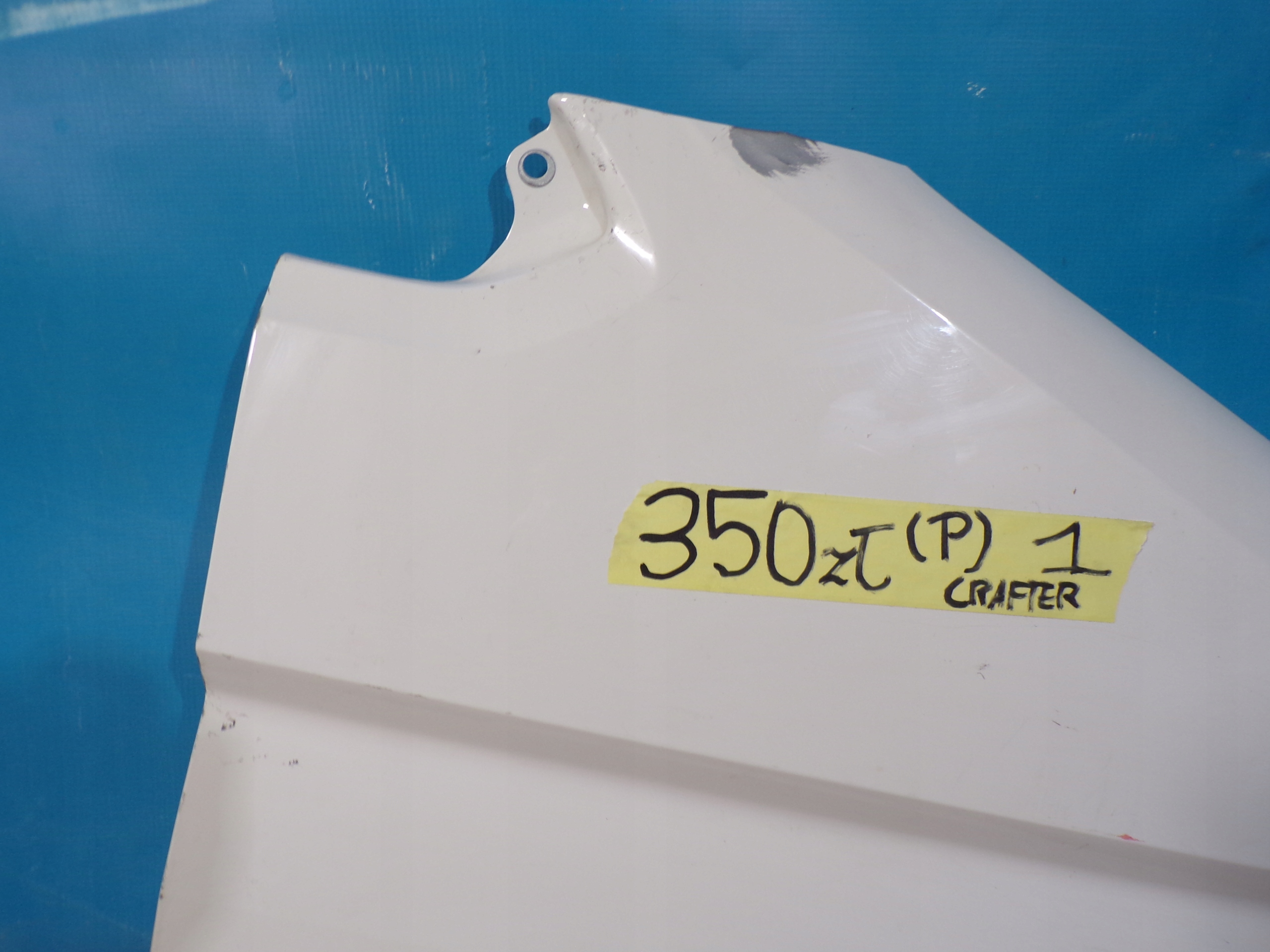 VW CRAFTER 17 - fender front right BIALY