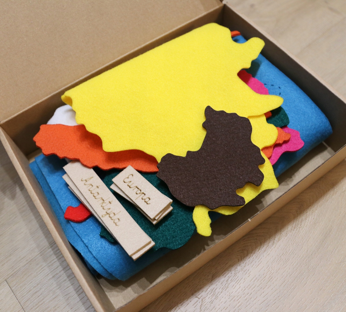 

Mata z kontynentami z filcu Mapa świata Montessori