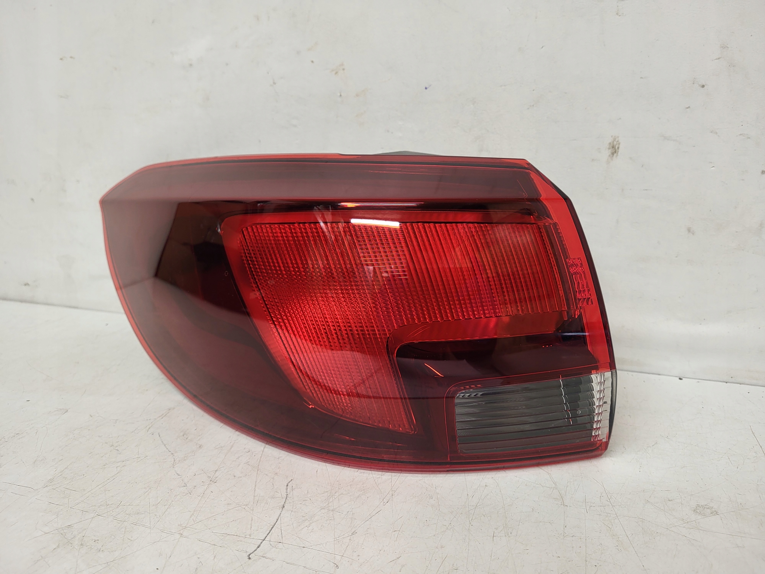 LAMPA TYŁ LEWA OPEL ASTRA K V KOMBI 39077374 Producent części Opel OE