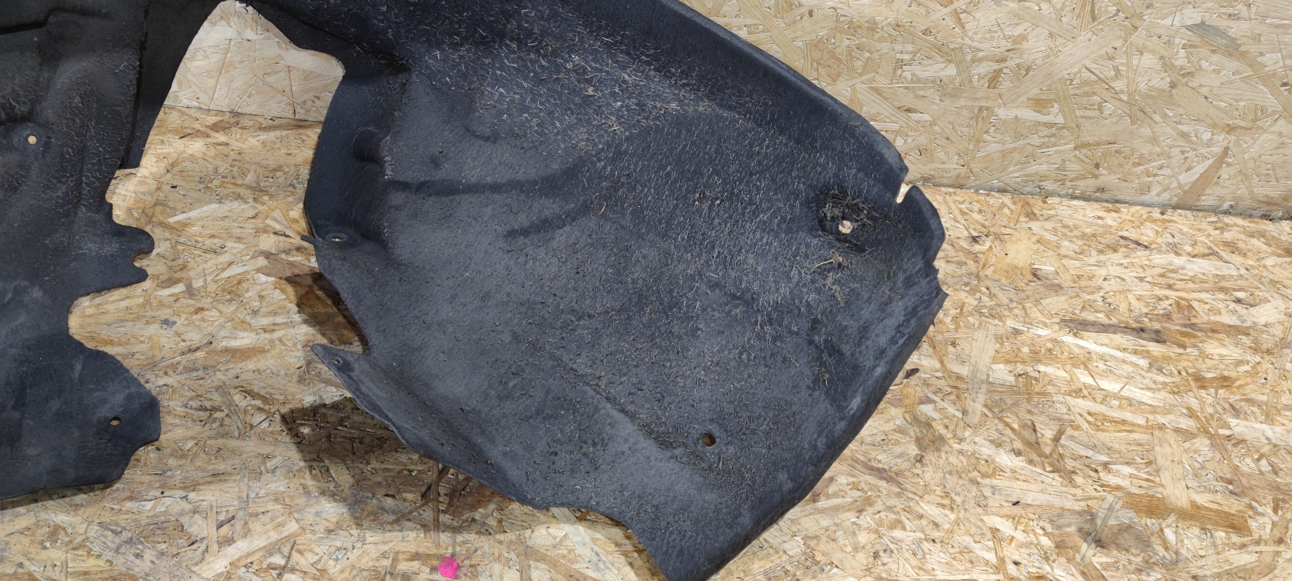 podblatník levý předek AUDI A6 C7 4G0821133A