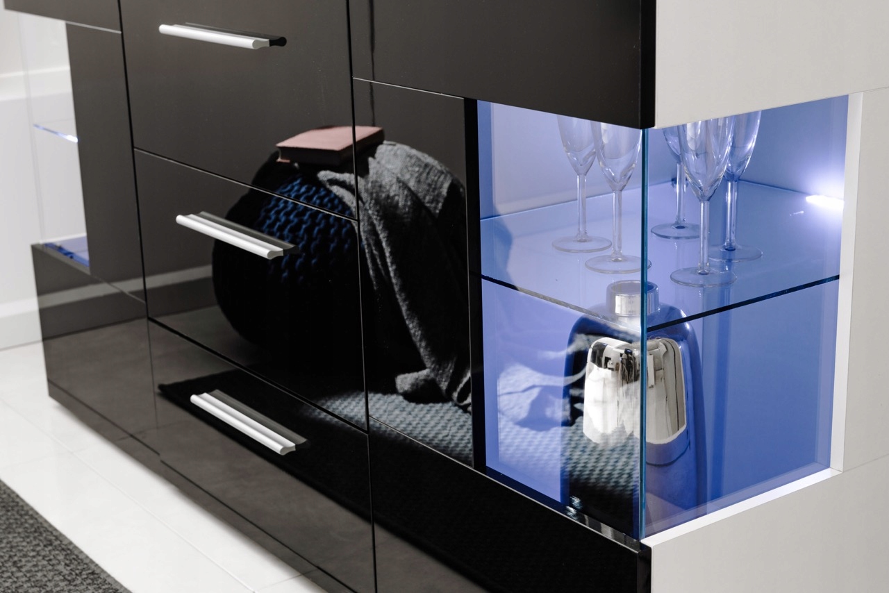 KOMODA 4 SZUFLADY SZAFKA DUŻA POJEMNA 2 DRZWI BIAŁY POŁYSK LED 150 cm Kolekcja KOMODA