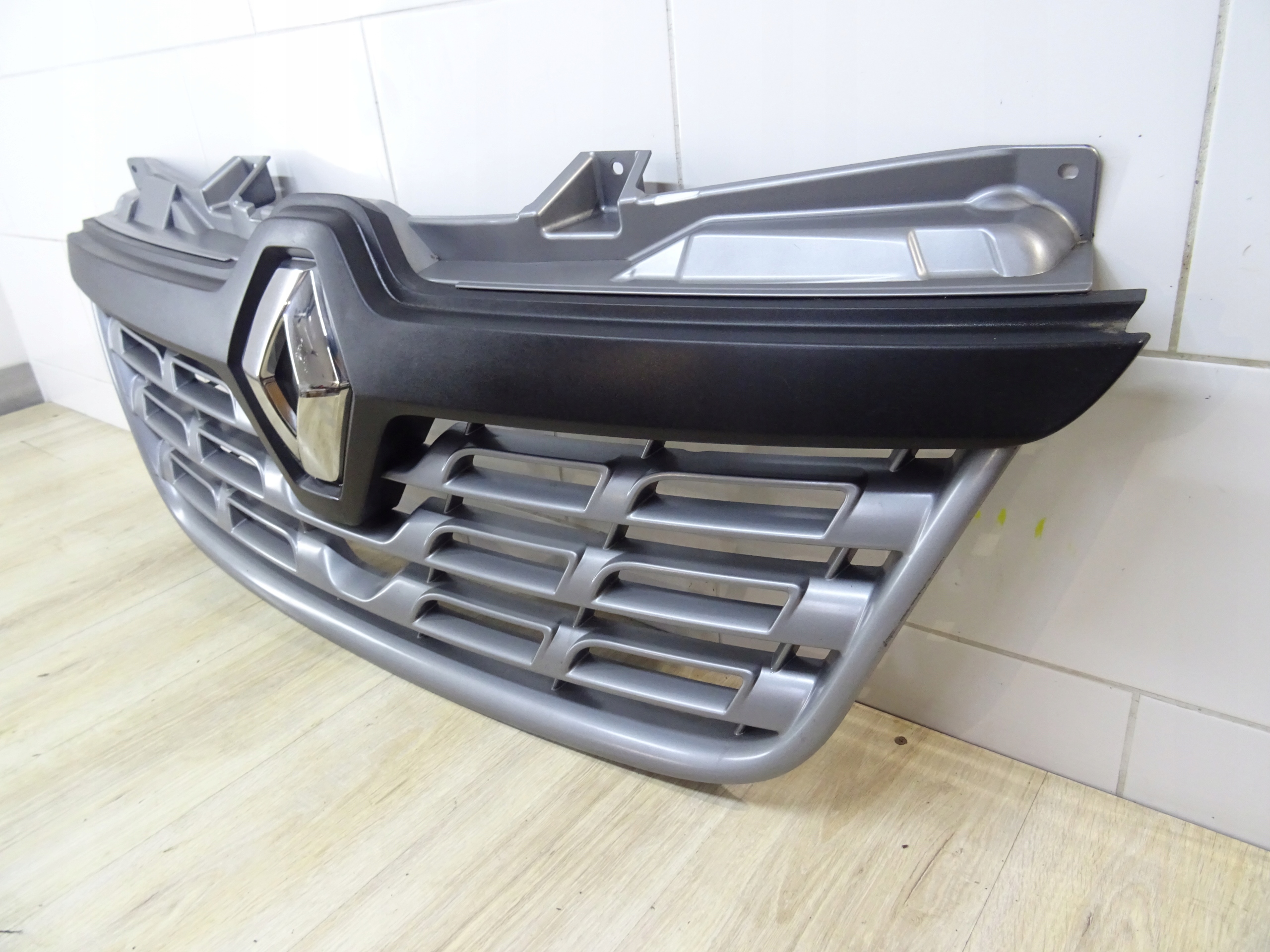 renault oe 623102803R решетка радиатора