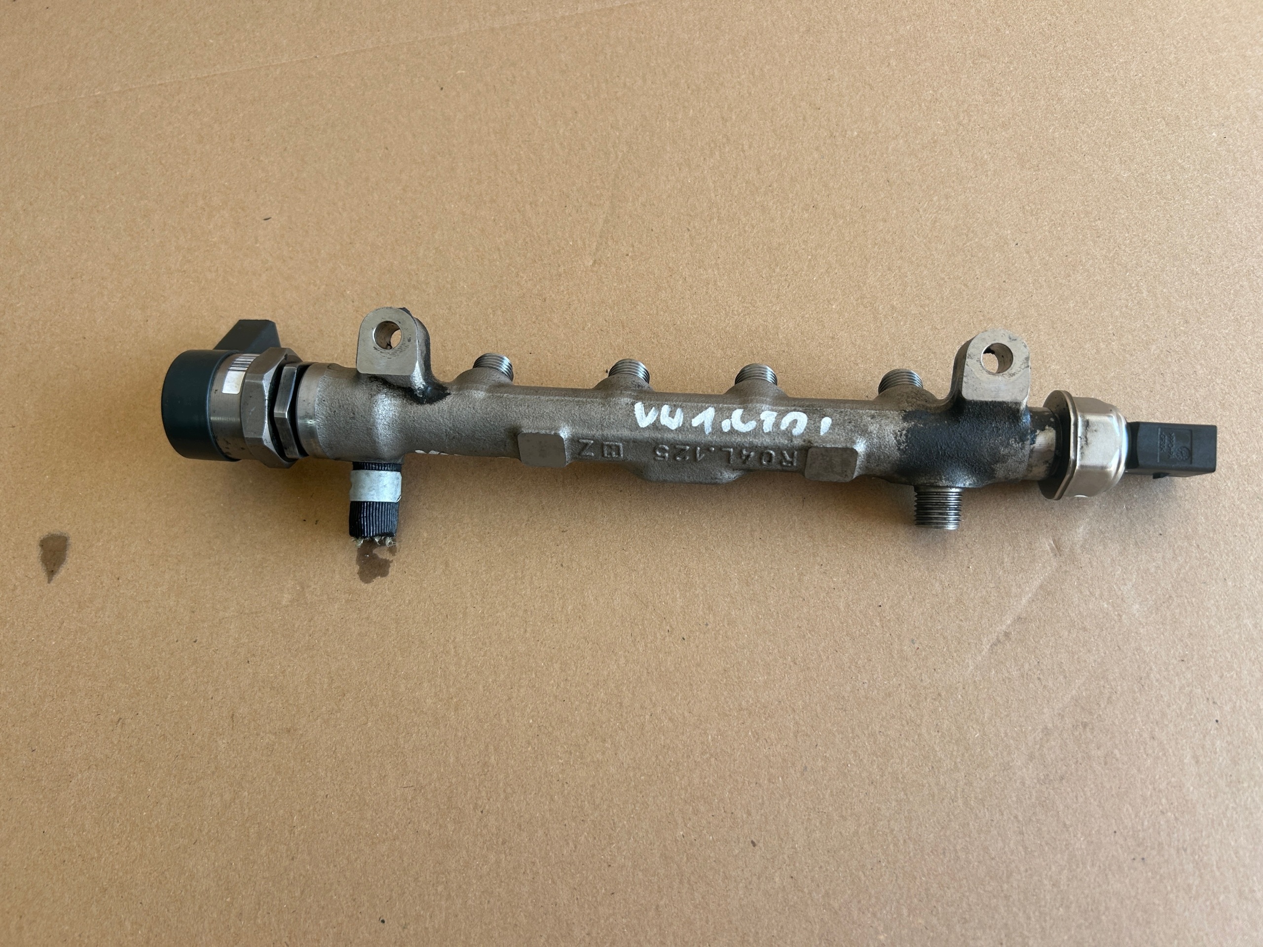 SKODA VOLKSWAGEN AUDI 1,6 TDI rampe injection 04L089B