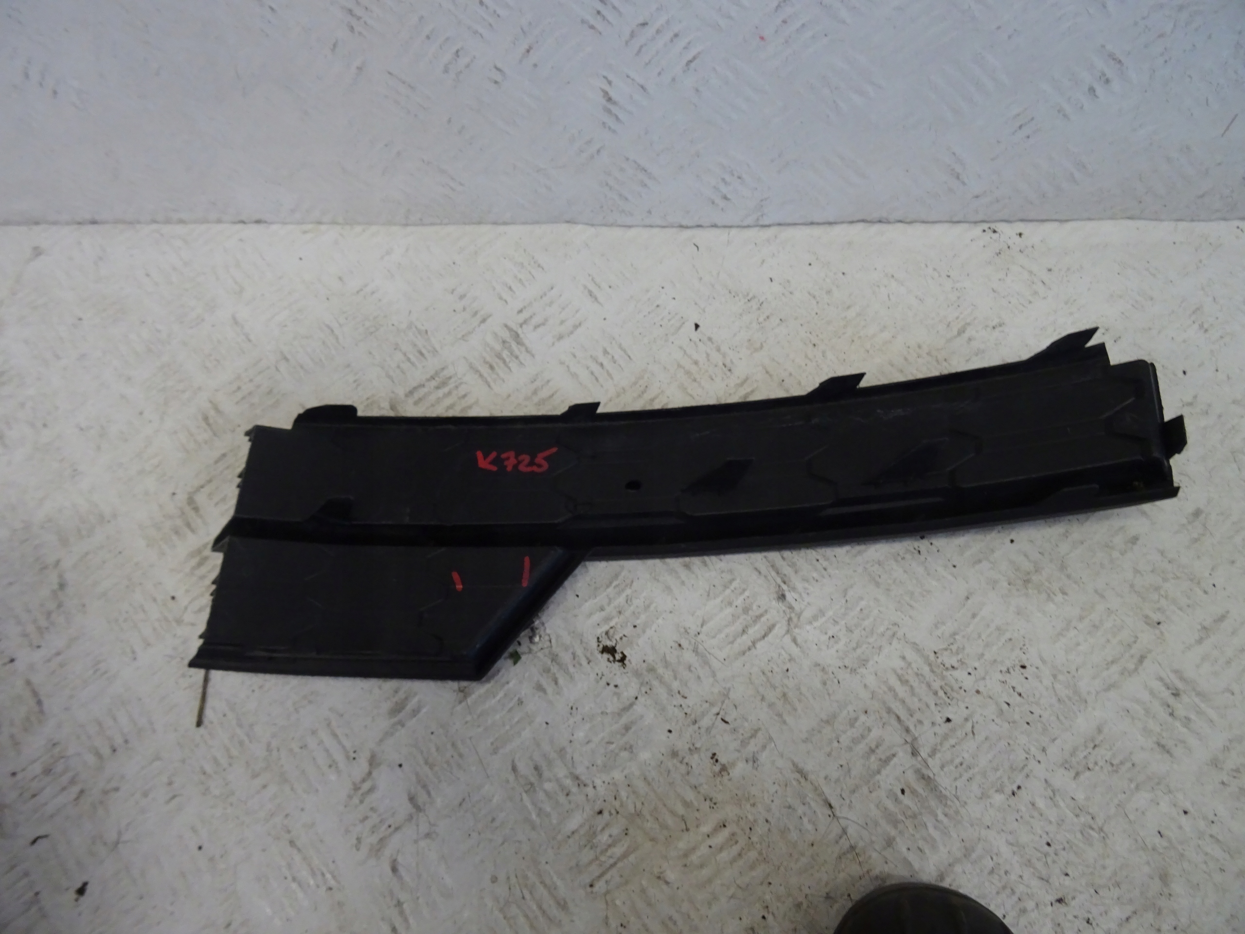 grid of a bumper front front left SKODA OCTAVIA III LIFT 5E0807681F