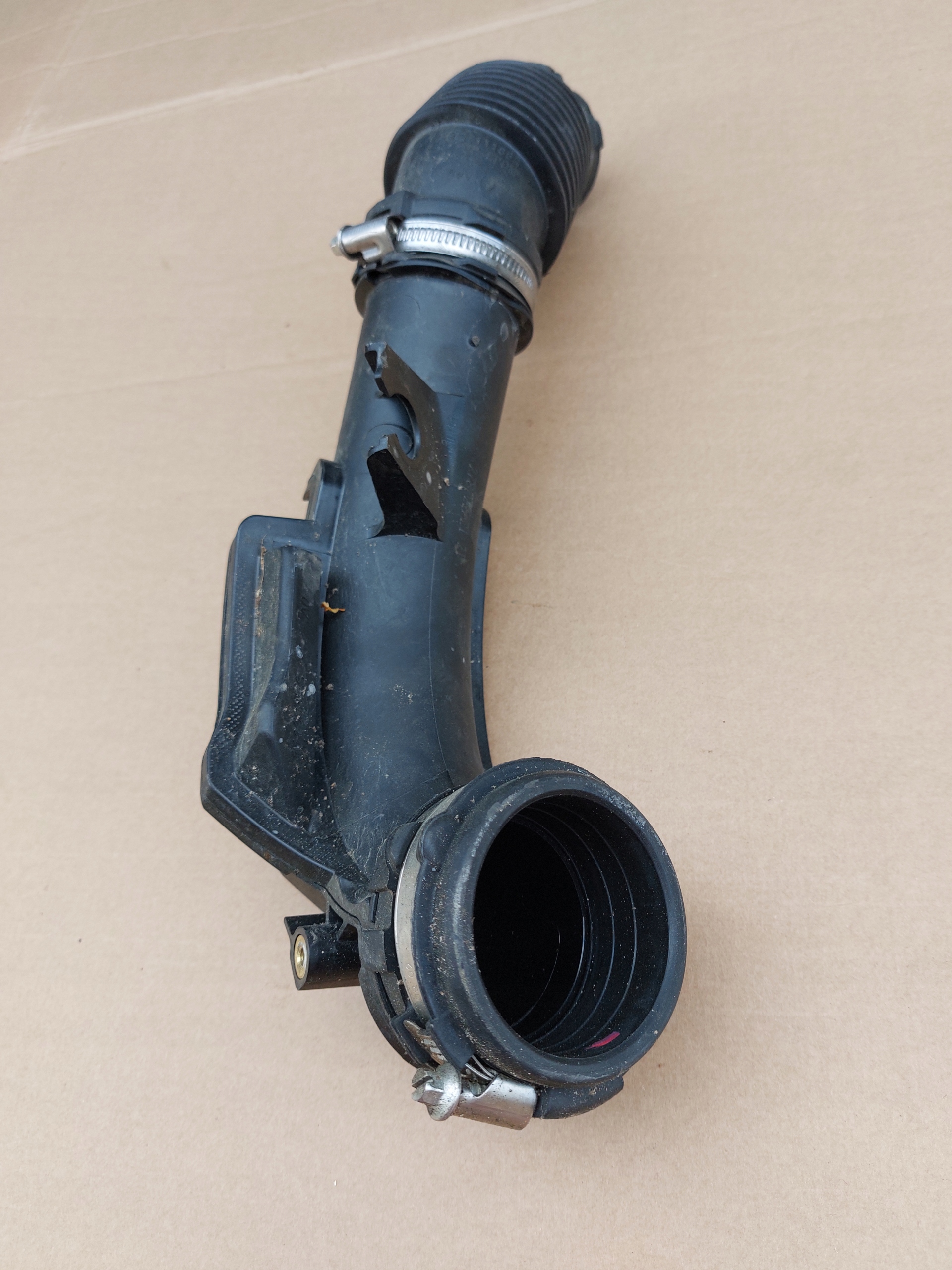 renault CAPTUR CLIO V DUSTER II SANDERO труба патрубок Воздух 111393PS oe