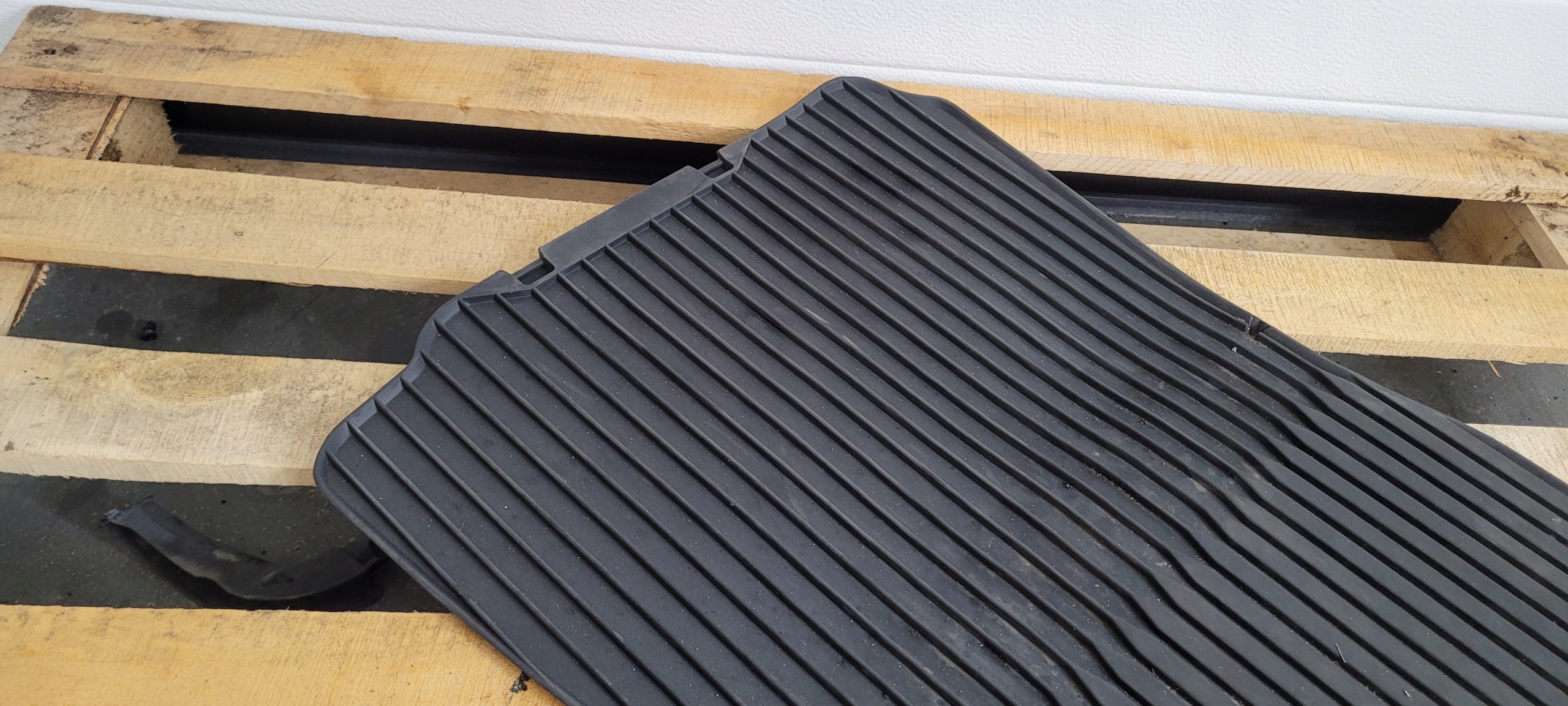 BMW F30 mat rubber front 51472153725