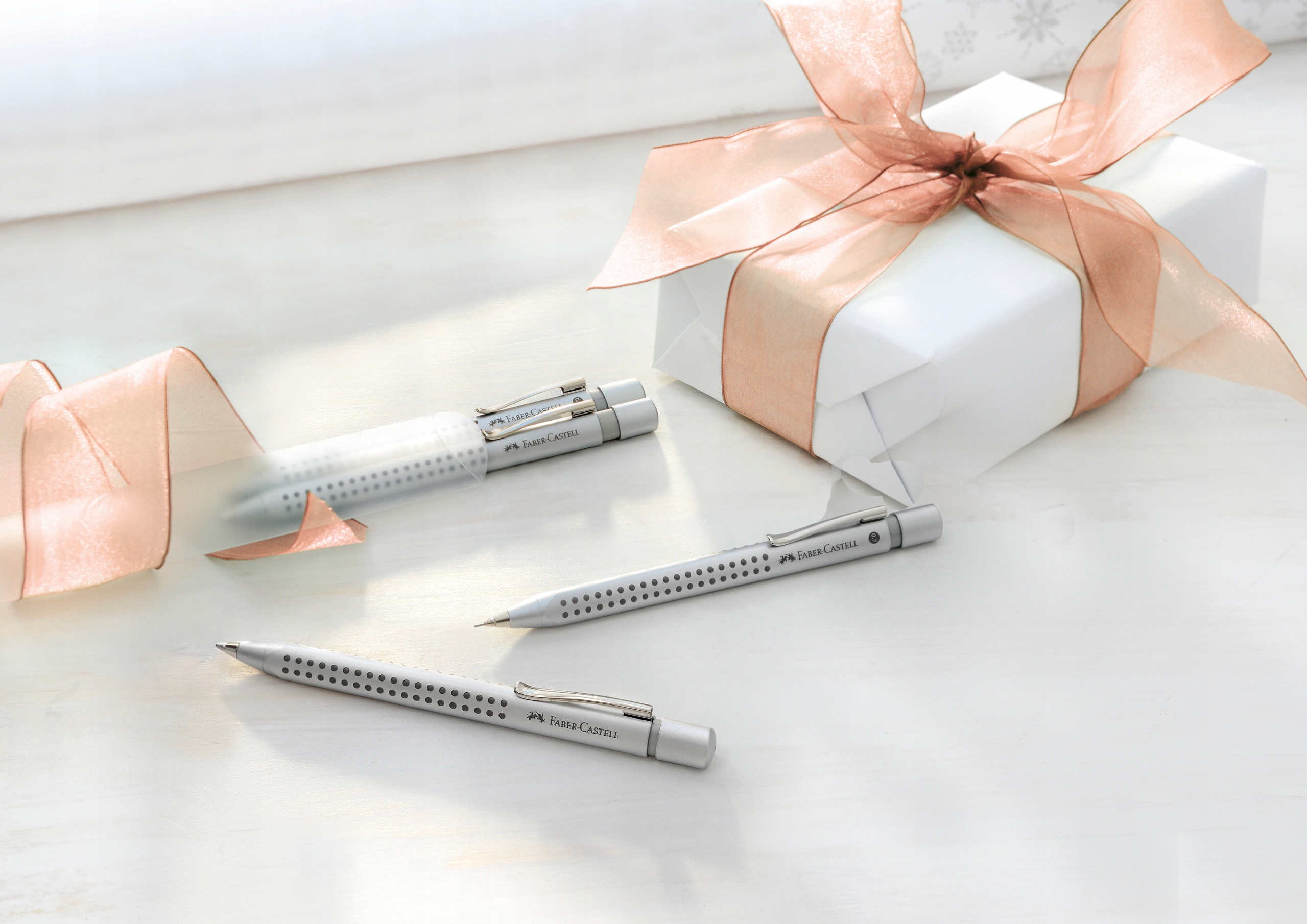 Ołówek automatyczny Faber-Castell na rysiki wkłady Grip 0,7 SREBRNY Twardość HB