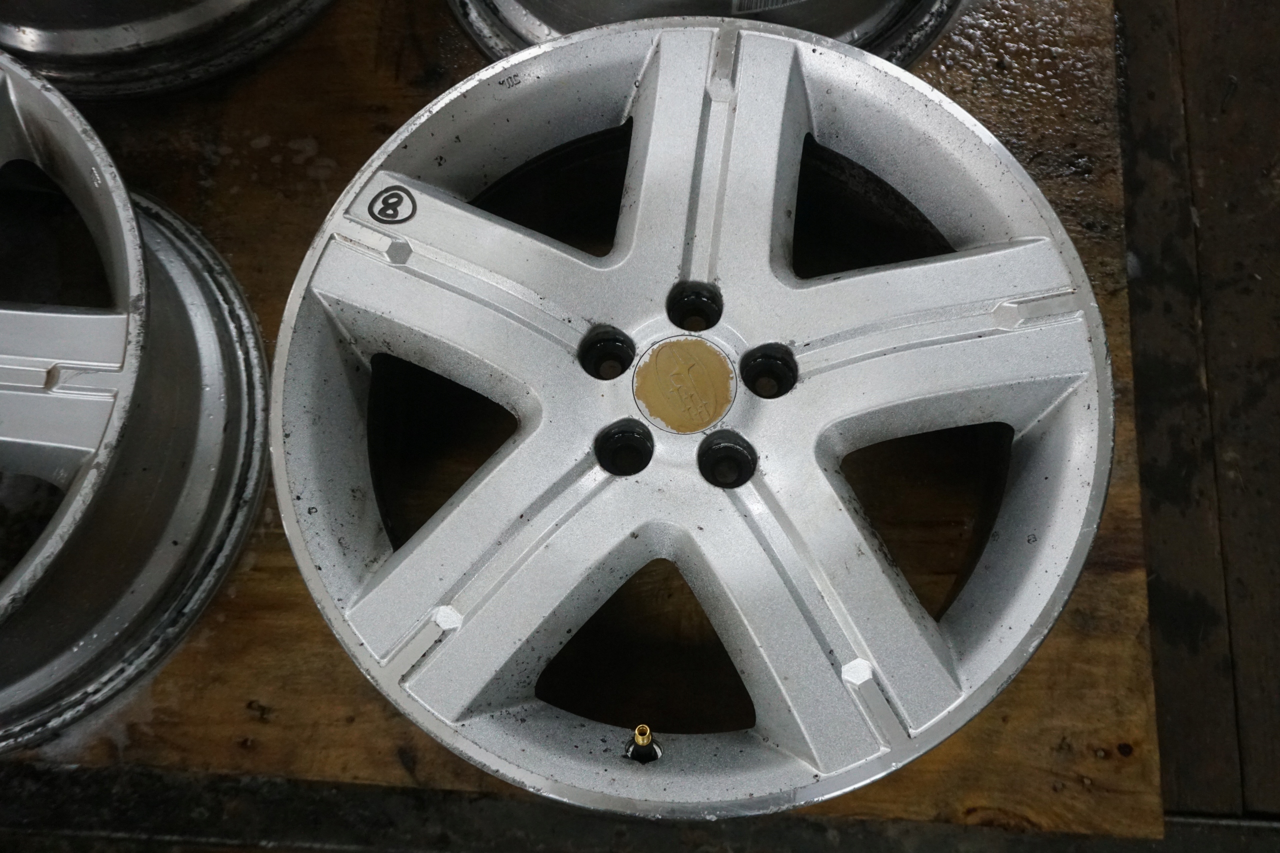 SUBARU FORESTER SG II FELGA B61 5X100 17x7j ENKEI 28111SA130 Liczba felg w ofercie 1 szt.