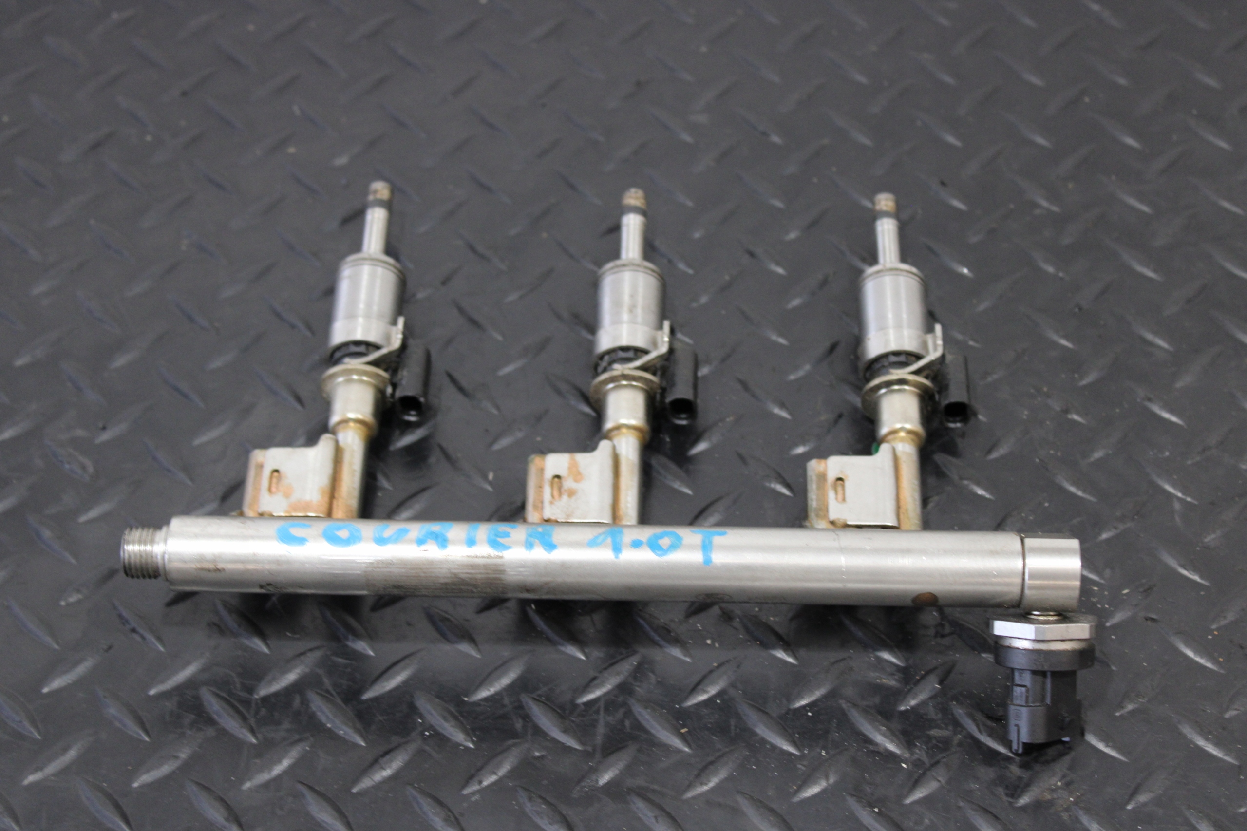 Rampe injection Injecteurs FORD TRANSIT COURIER LIFT CM5G-9D280-HB