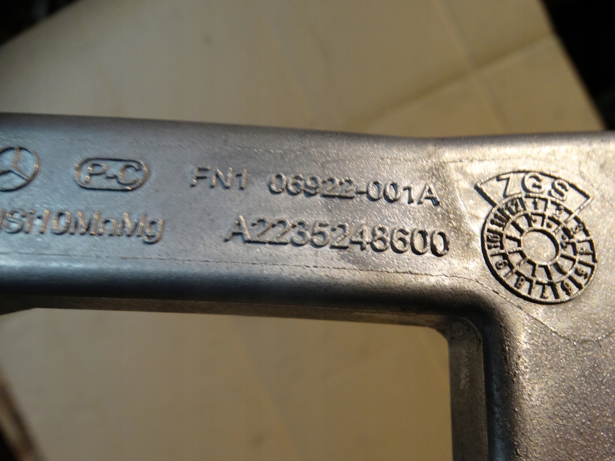 IDEALNA brace console left right MERCEDES W223 1