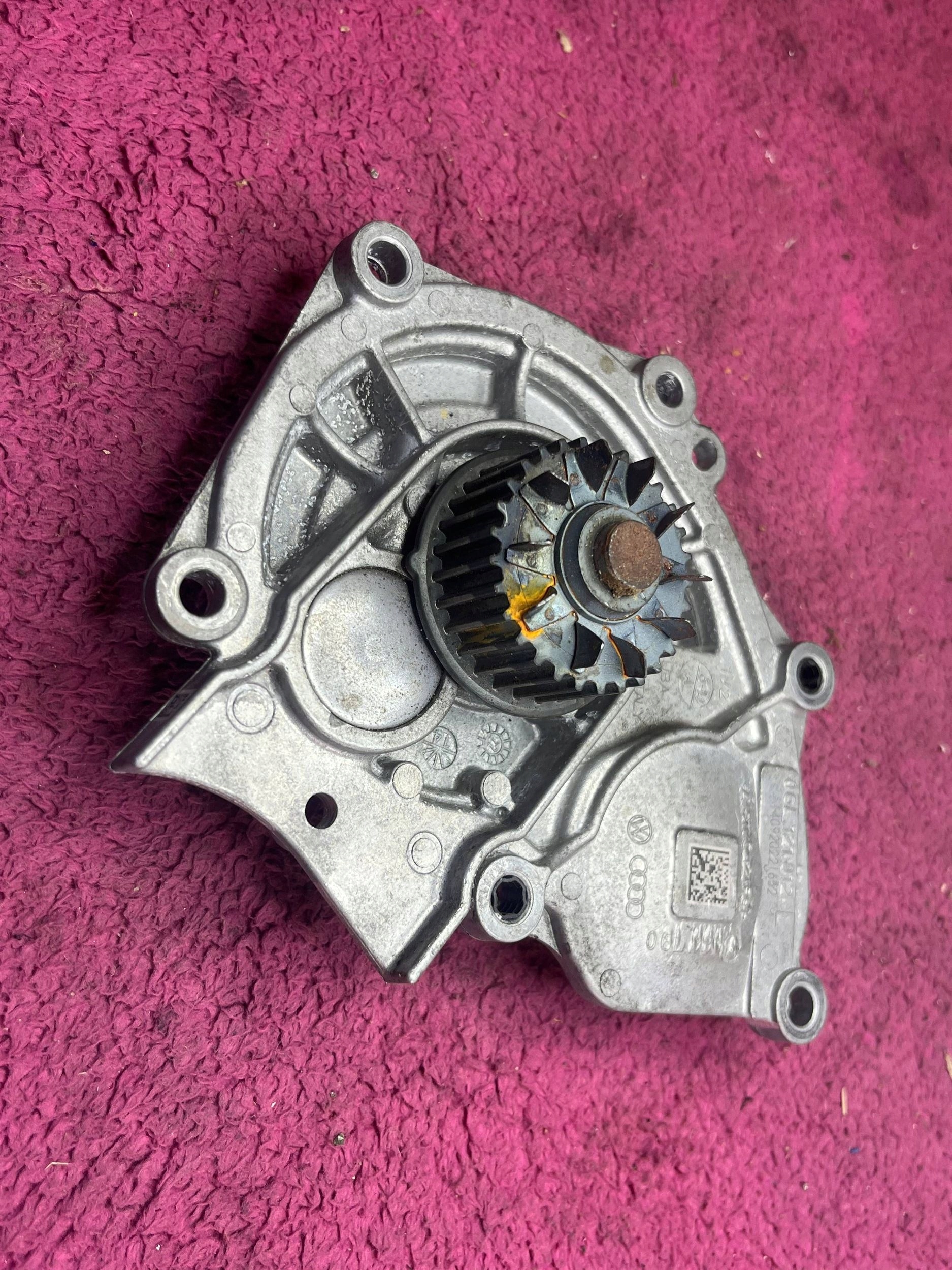 water pump Volkswagen Golf VII 06L121012 original