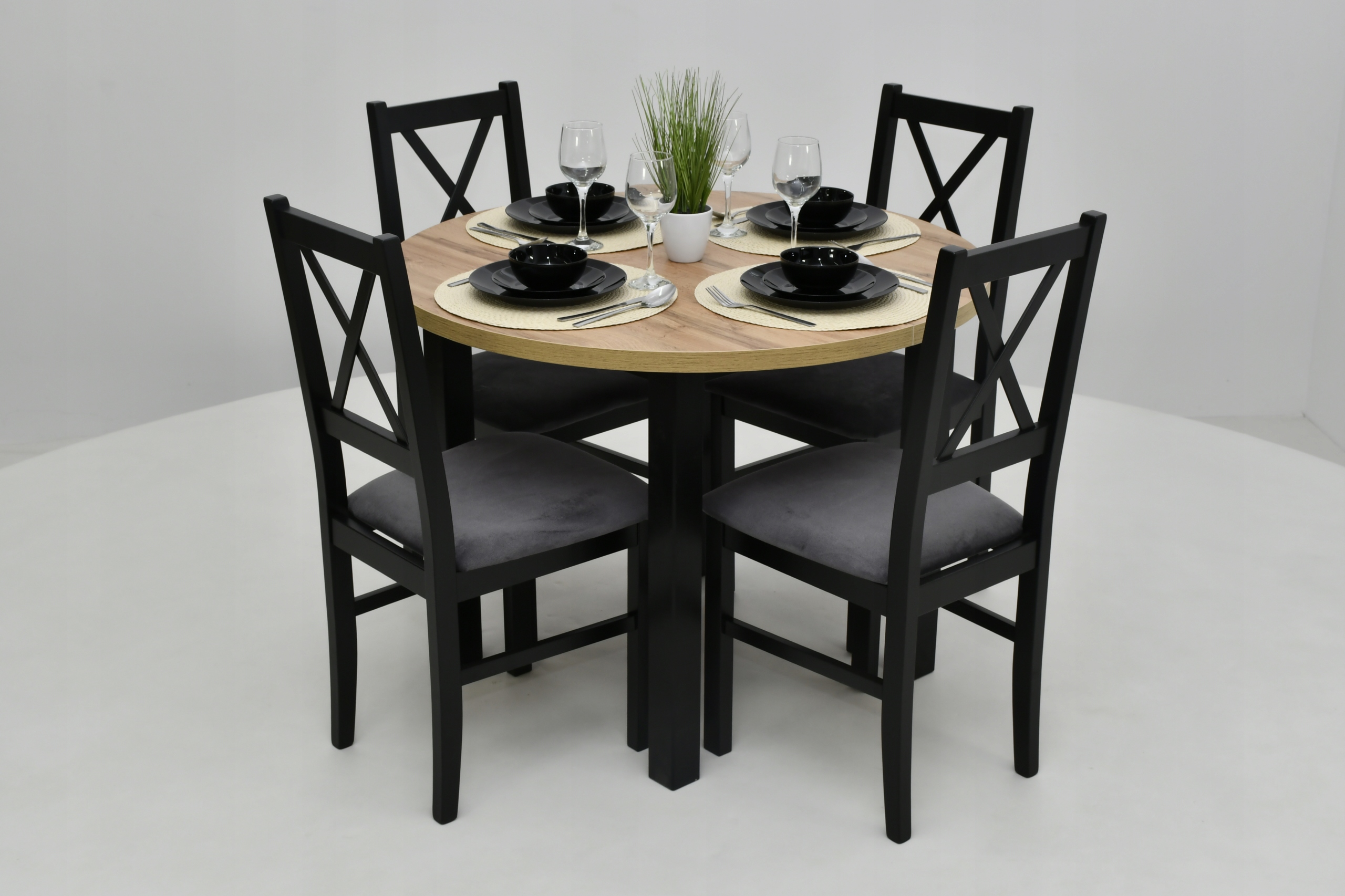 Mały zestaw jadalniany, 4 krzesła krzyżak + stół Kod producenta poli4nilo10