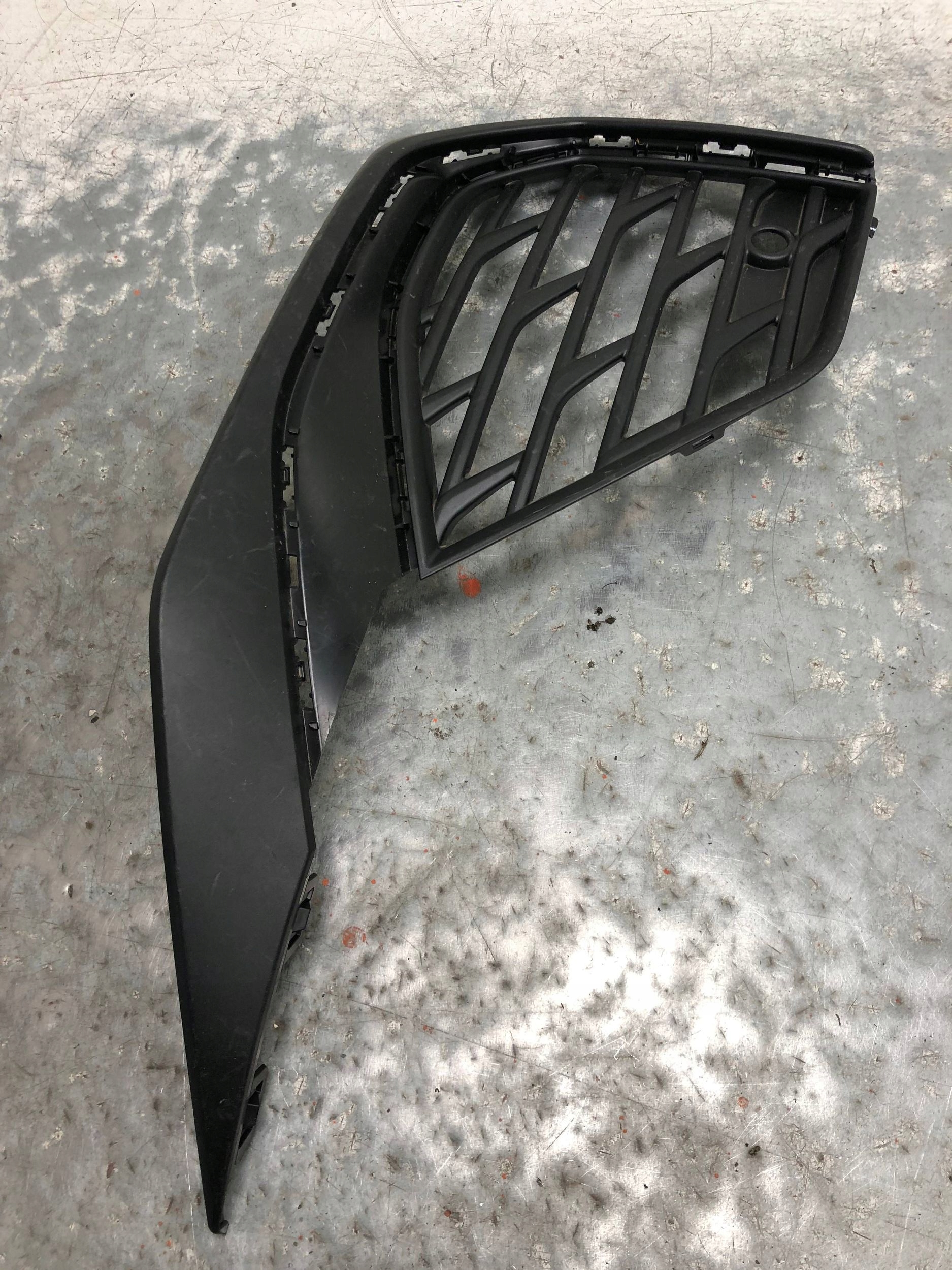 grid of a bumper right front S-LINE AUDI A3 LIFT 8Y0807682J