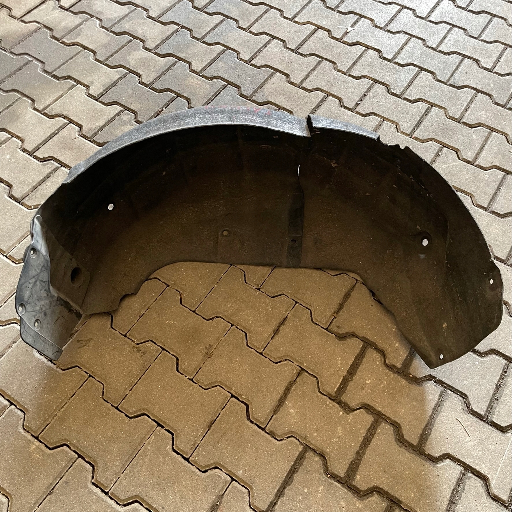 RENAULT TALISMAN SEDAN MUDGUARD REAR. LEFT REAR PART