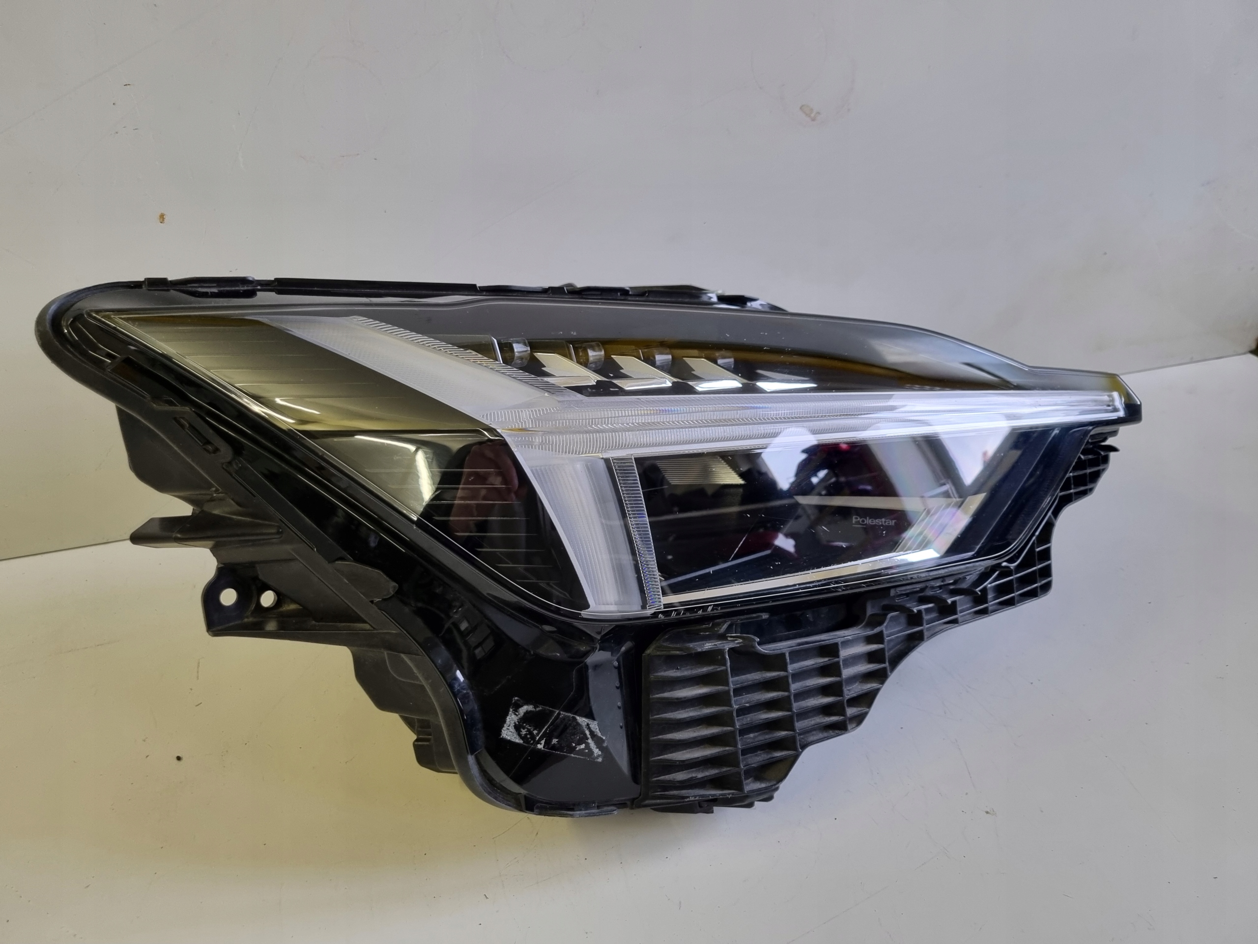 LAMPA PRAWY PRZÓD PRZEDNIA VOLVO POLESTAR 2 II FULL LED P31698077 Producent części Volvo OE