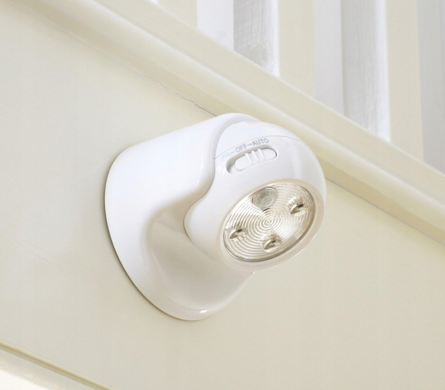 Lampa LED Bezprzewodowa Na Baterie Z Czujnikiem Ruchu Biała AURAGLOW