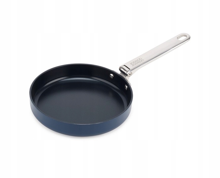 Joseph Joseph Space Panvica so sklopným držiakom 20 cm Tmavomodrá