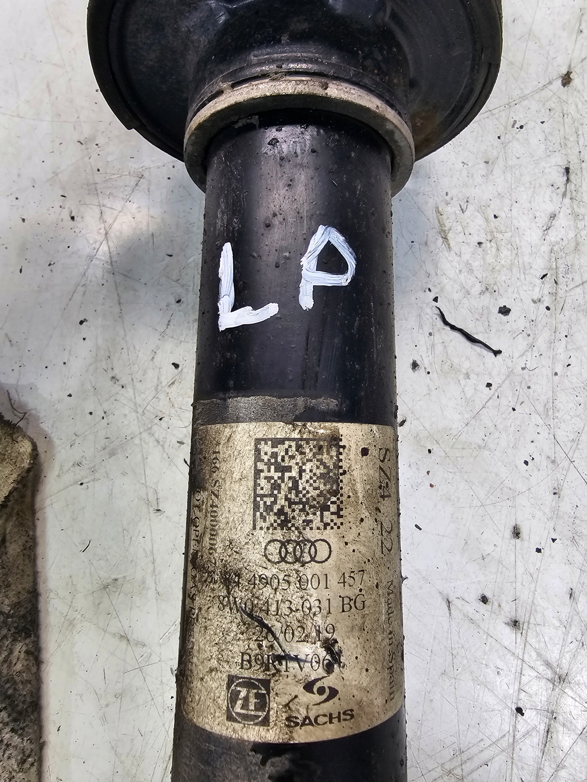 STOSSDÄMPFER LINKS ODER RECHTS VORNE AUDI A4 B9 A5 8W 8W0413031BG