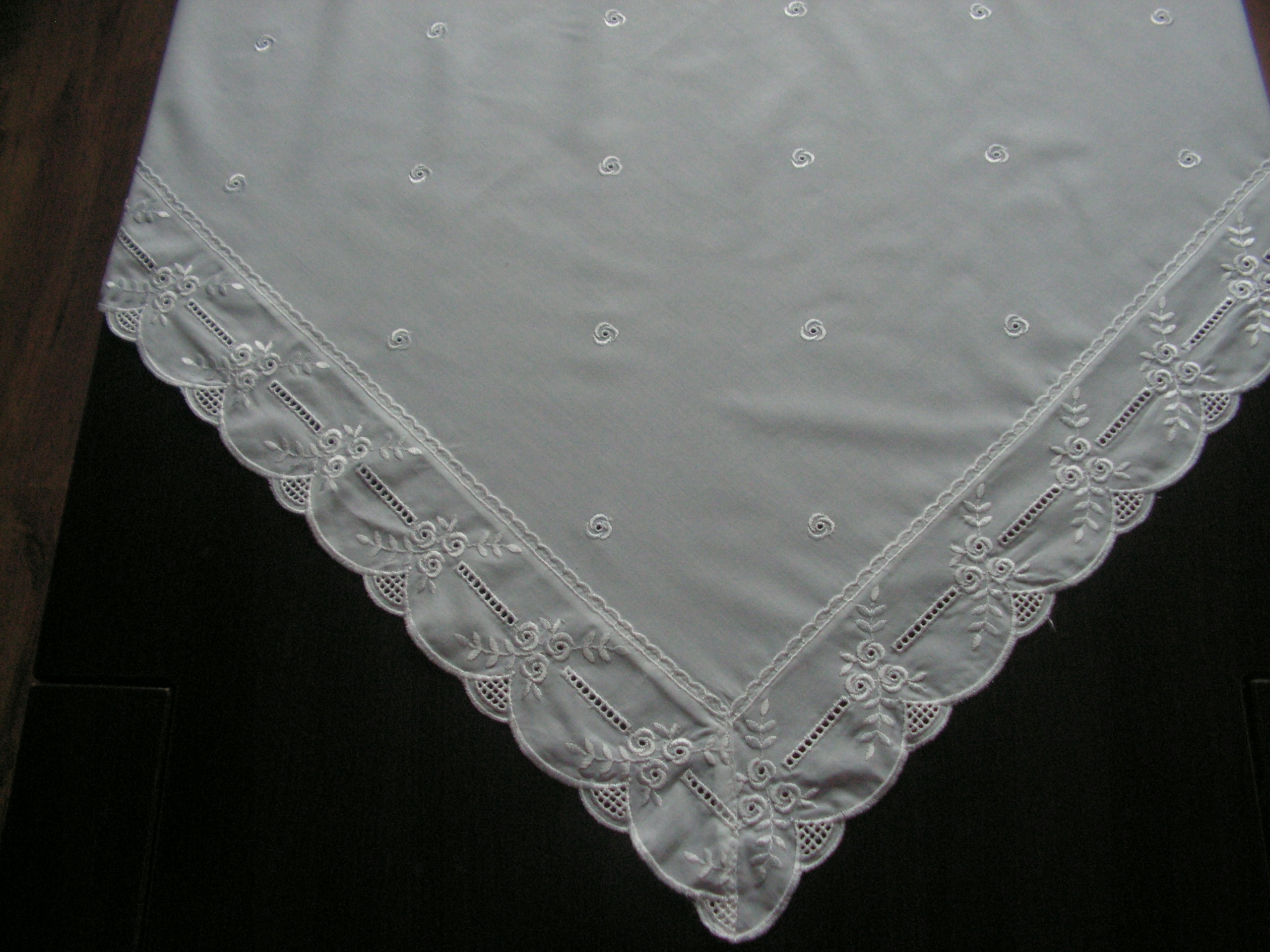 Милая Вышитая Скатерть